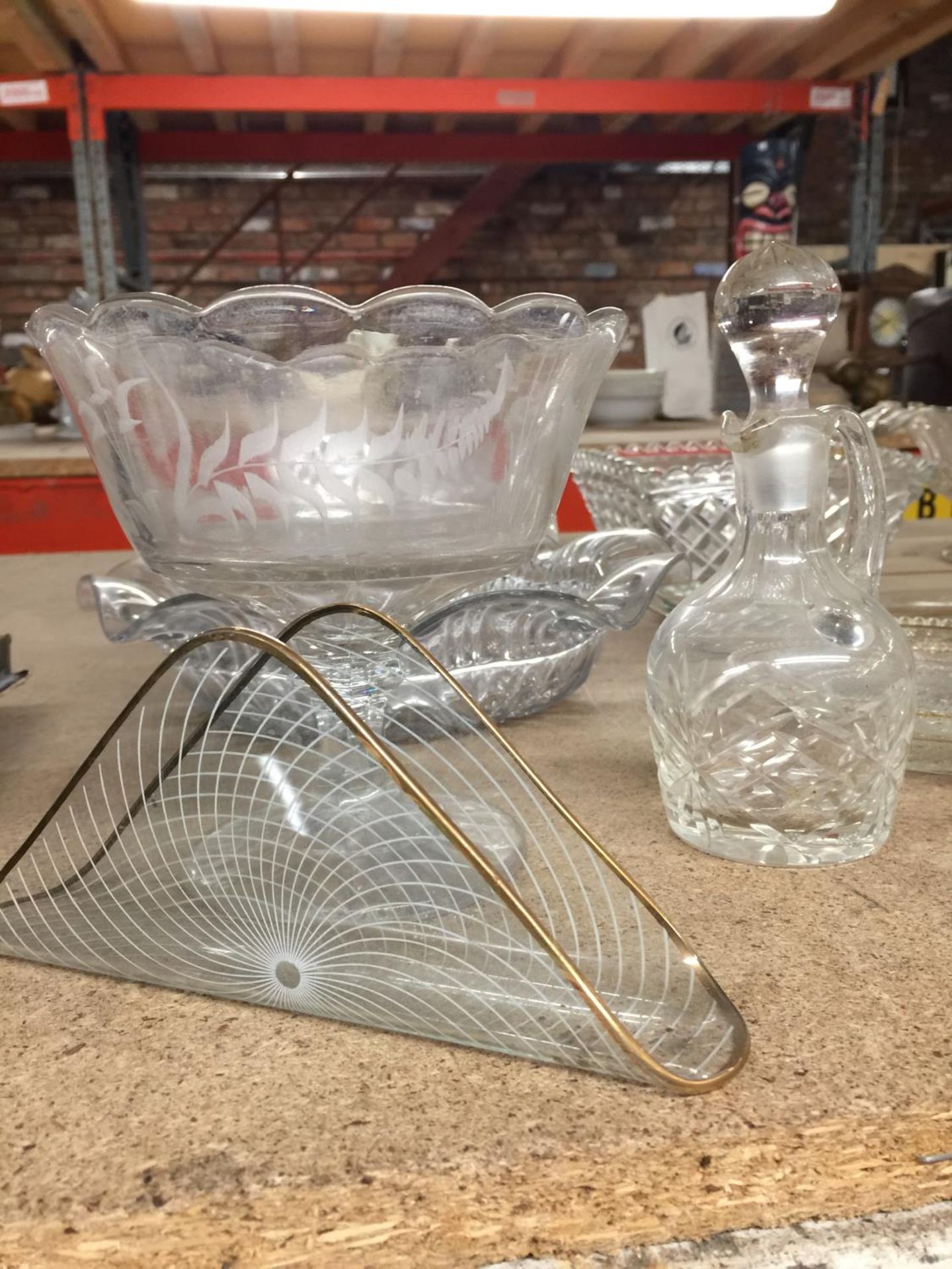 A LARGE AMOUNT OF GLASSWARE TO INCLUDE BOWLS, JUGS, SCENT BOTTLE, PLATES, ETC - Image 5 of 5