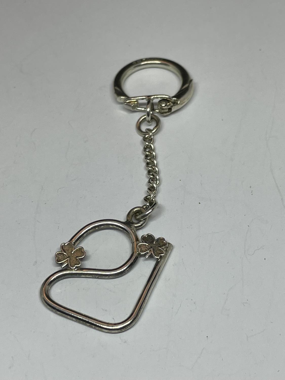 A HALLMARKED BIRMINGHAM SILVER 21 KEY RING WITH FOUR LEAF CLOVER DECORATION