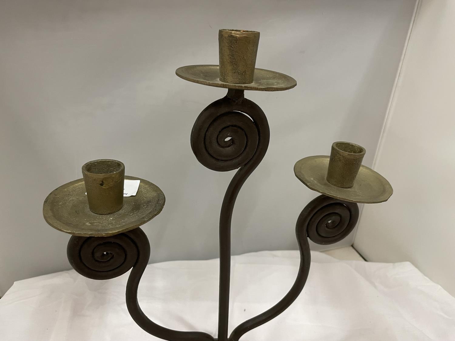 A THREE STEMMED METAL CANDLESTICK HEIGHT 41CM - Image 3 of 3