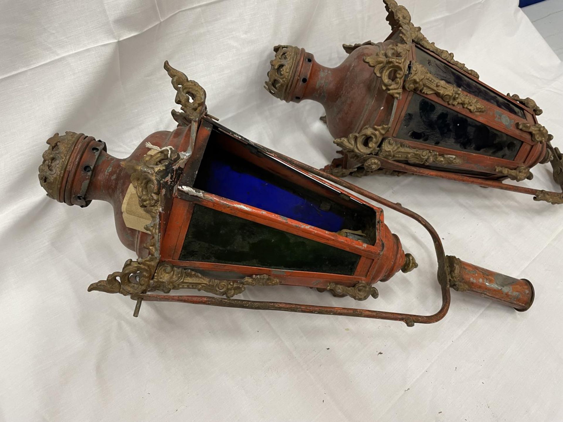 A PAIR OF VINTAGE ORNATE PARADE/MARCHING LANTERNS ONE WITH A GLASS A/F - Image 2 of 7