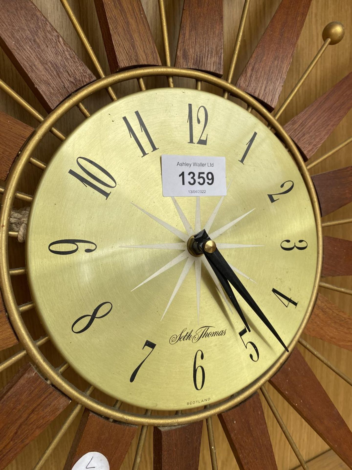 A DECORATIVE WOODEN WALL CLOCK - Image 4 of 4