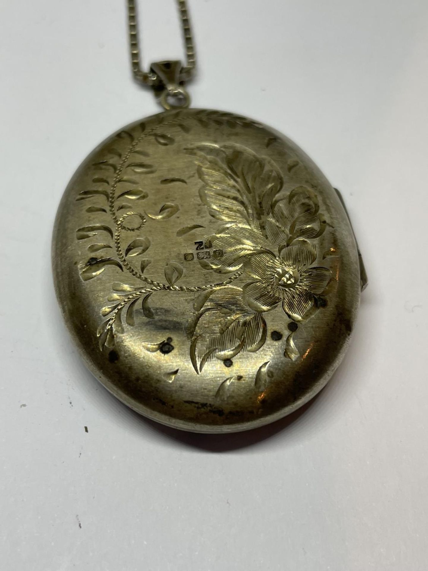 A LARGE ORNATE HALLMARKED SILVER LOCKET WITH CHAIN - Image 2 of 3