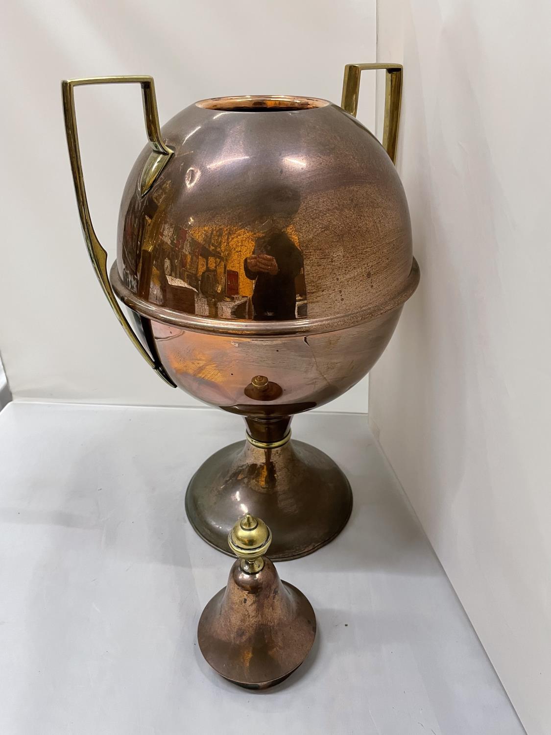 A LARGE BRASS AND COPPER URN WITH TAP HEIGHT 57CM - Image 3 of 3