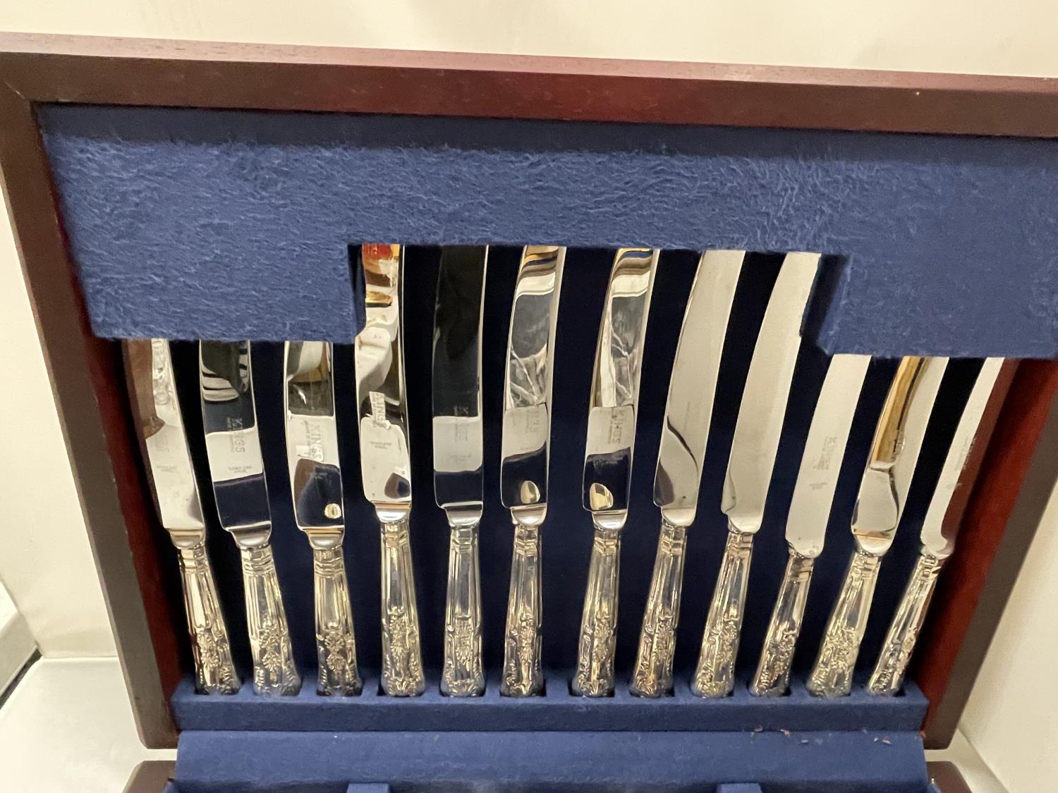 A FORTY THREE PIECE SET CANTEEN OF CUTLERY IN A MAHOGANY CASE - Image 3 of 3