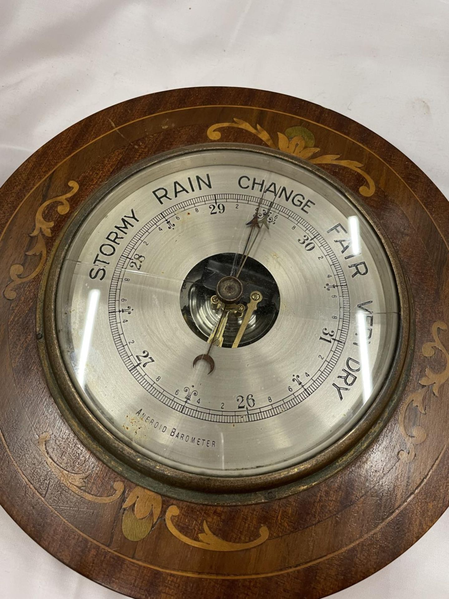 AN EDWARDIAN ROUND INLAID WALL BAROMETER - Image 2 of 4