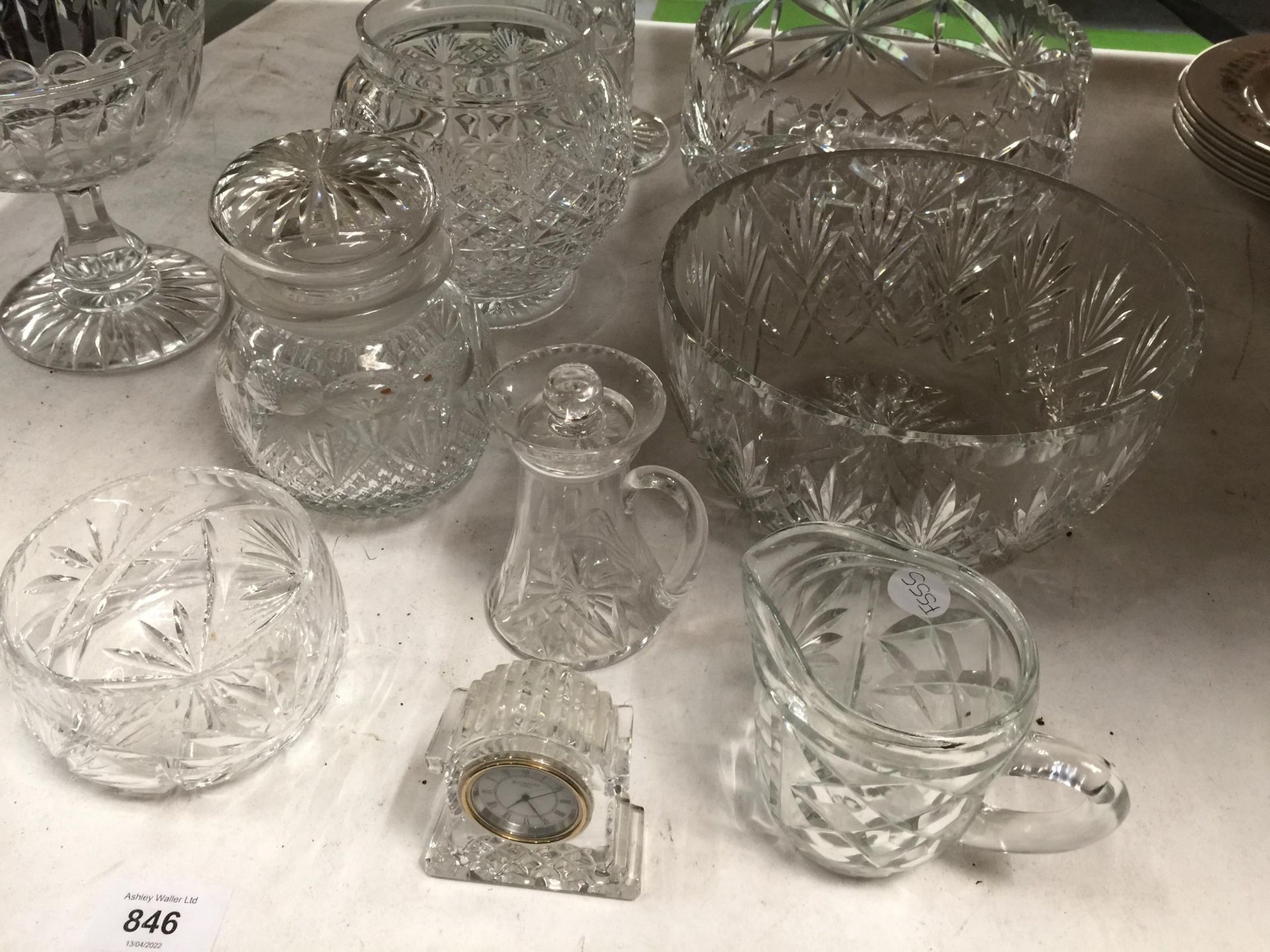 A QUANTITY OF GLASSWARE TO INCLUDE BOWLS, VASES, JUGS, ETC - Image 5 of 8