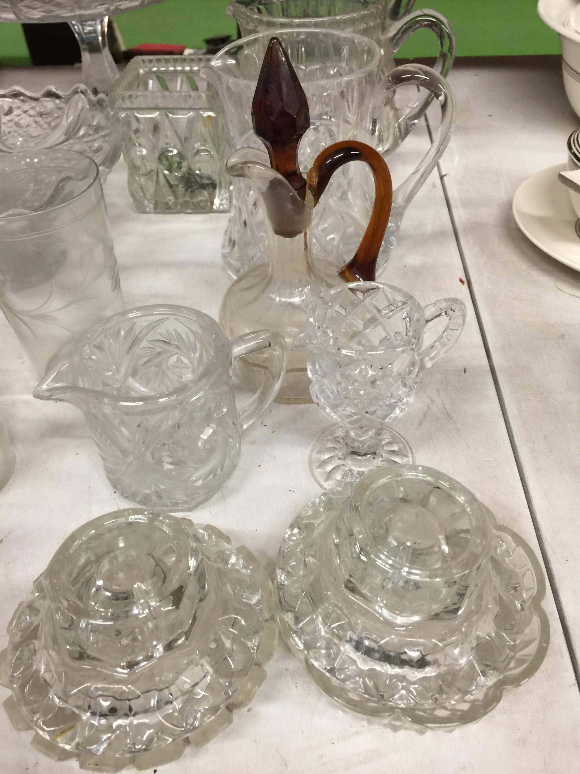 A QUANTITY OF GLASSWARE INCLUDING ETCHED TUMBLERS, CAKE STANDS, JUGS, ETC - Image 6 of 6