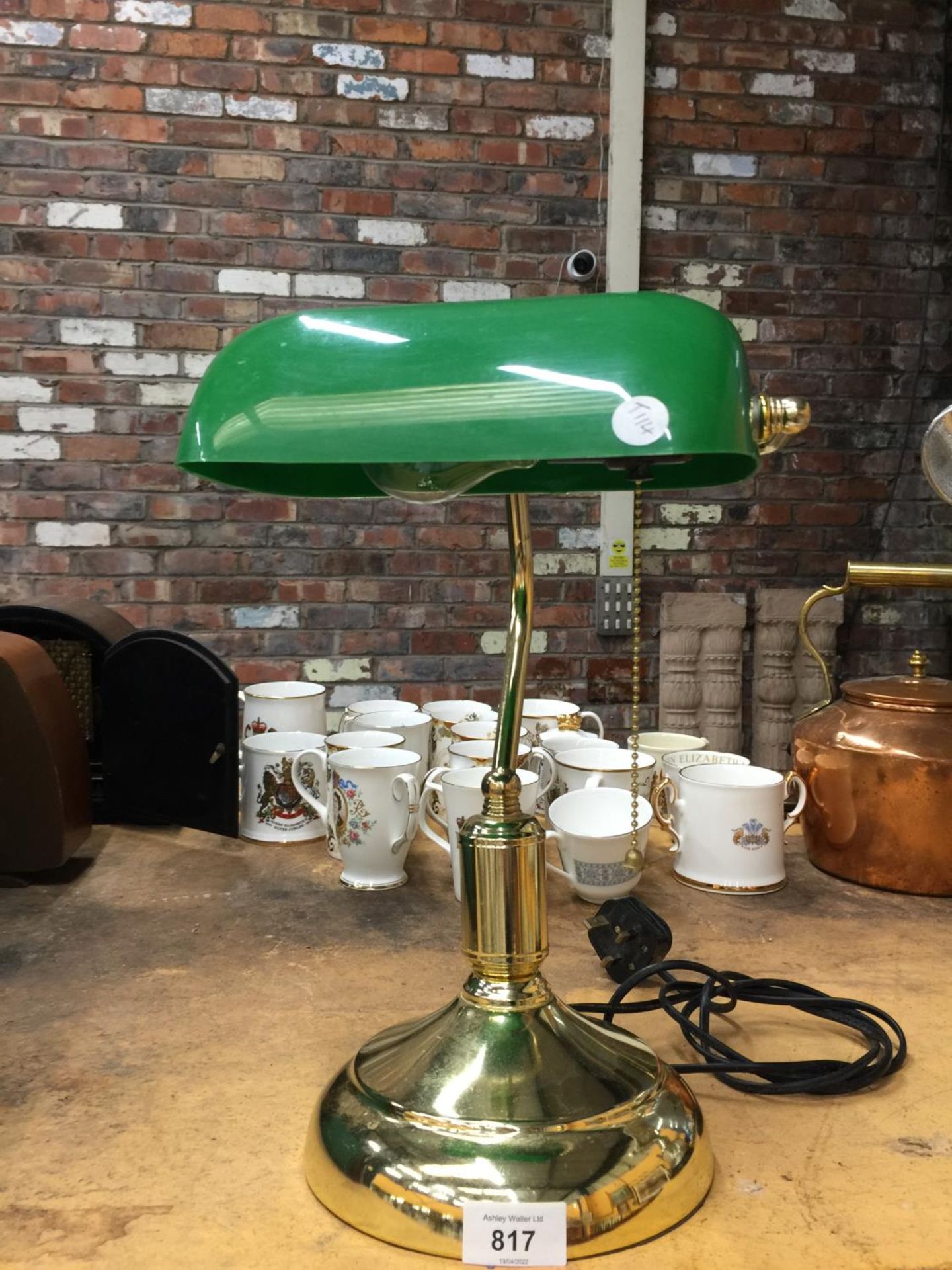 A MODERN BANKERS LAMP WITH A BRASS BASE, HEIGHT APPROX 34CM - Image 2 of 4