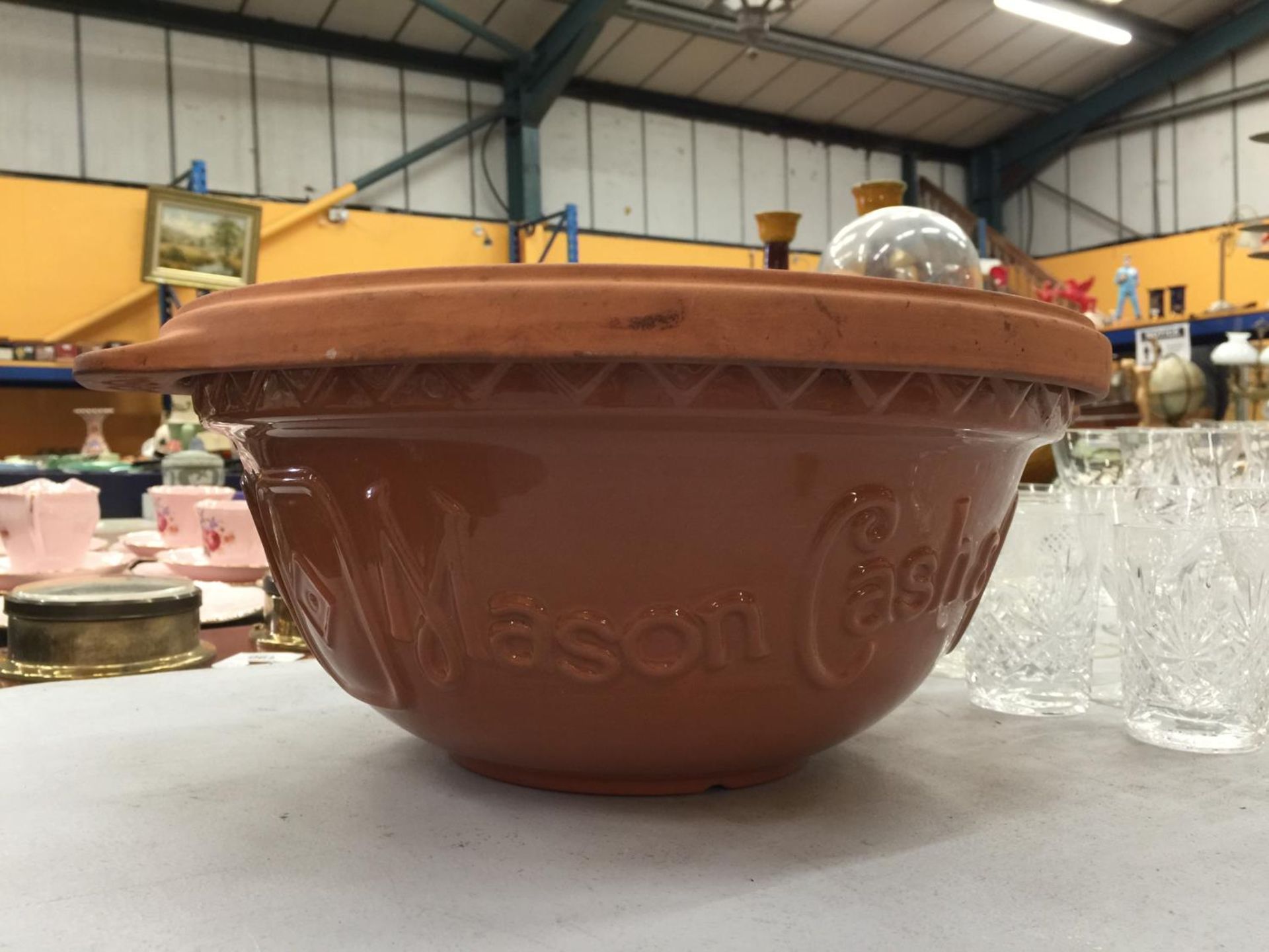 AN ORIGINAL MASON CASH & CO MIXING BOWL AND COVER - Image 5 of 6