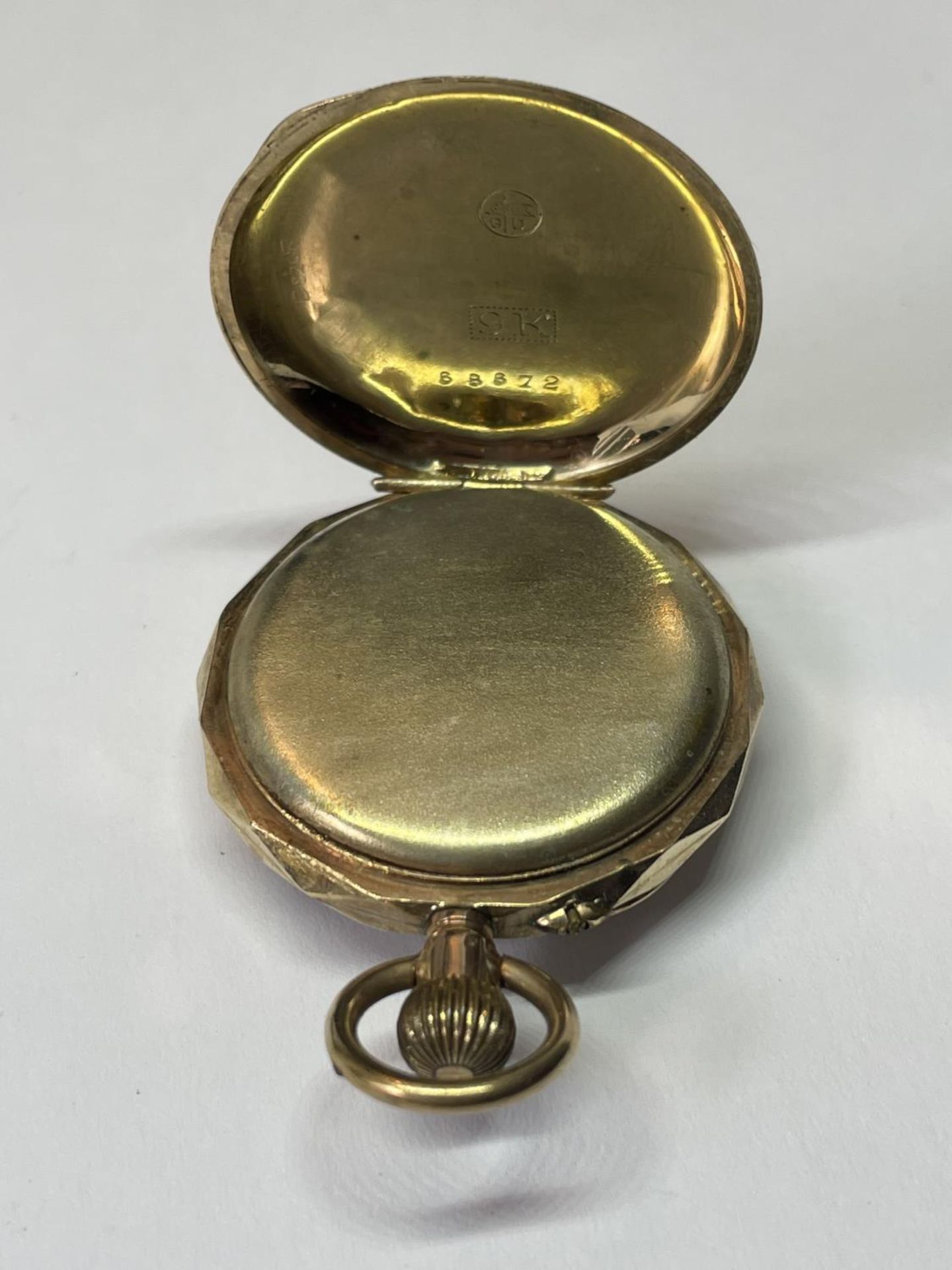 A 9 CARAT GOLD MARKED 9K LADIES POCKET WATCH SEEN WORKING BUT NO WARRANTY IN A PRESENTATION BOX - Image 3 of 6