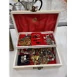 A JEWELLERY BOX CONTAINING COSTUME JEWELLERY, RINGS, EARRINGS, BANGLES, NECKLACES, ETC