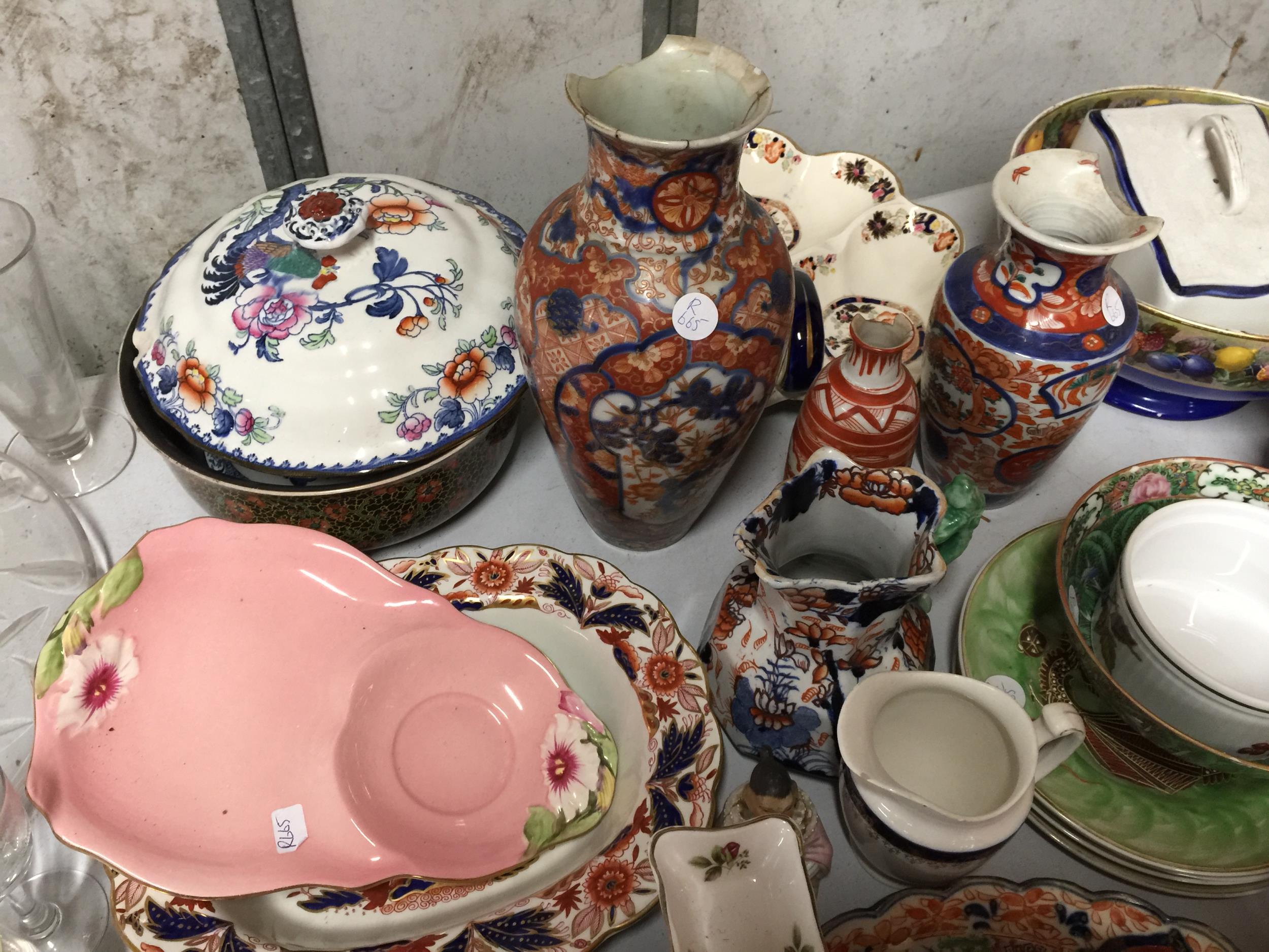 A COLLECTION OF CERAMICS TO INCLUDE AN IMARI PLATE- A/F, MASONS JUG- A/F, CROWN DUCAL BOWL, VASES, - Image 3 of 5