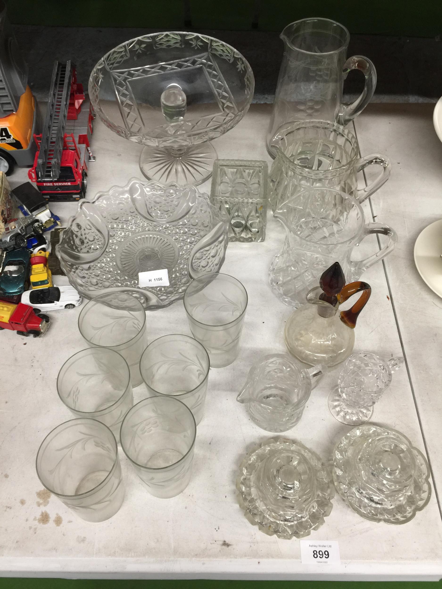 A QUANTITY OF GLASSWARE INCLUDING ETCHED TUMBLERS, CAKE STANDS, JUGS, ETC