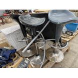 AN ASSORTMENT OF HOUSEHOLD CLEARANCE ITEMS TO INCLUDE PUMP ACTION STOOLS AND A TABLE
