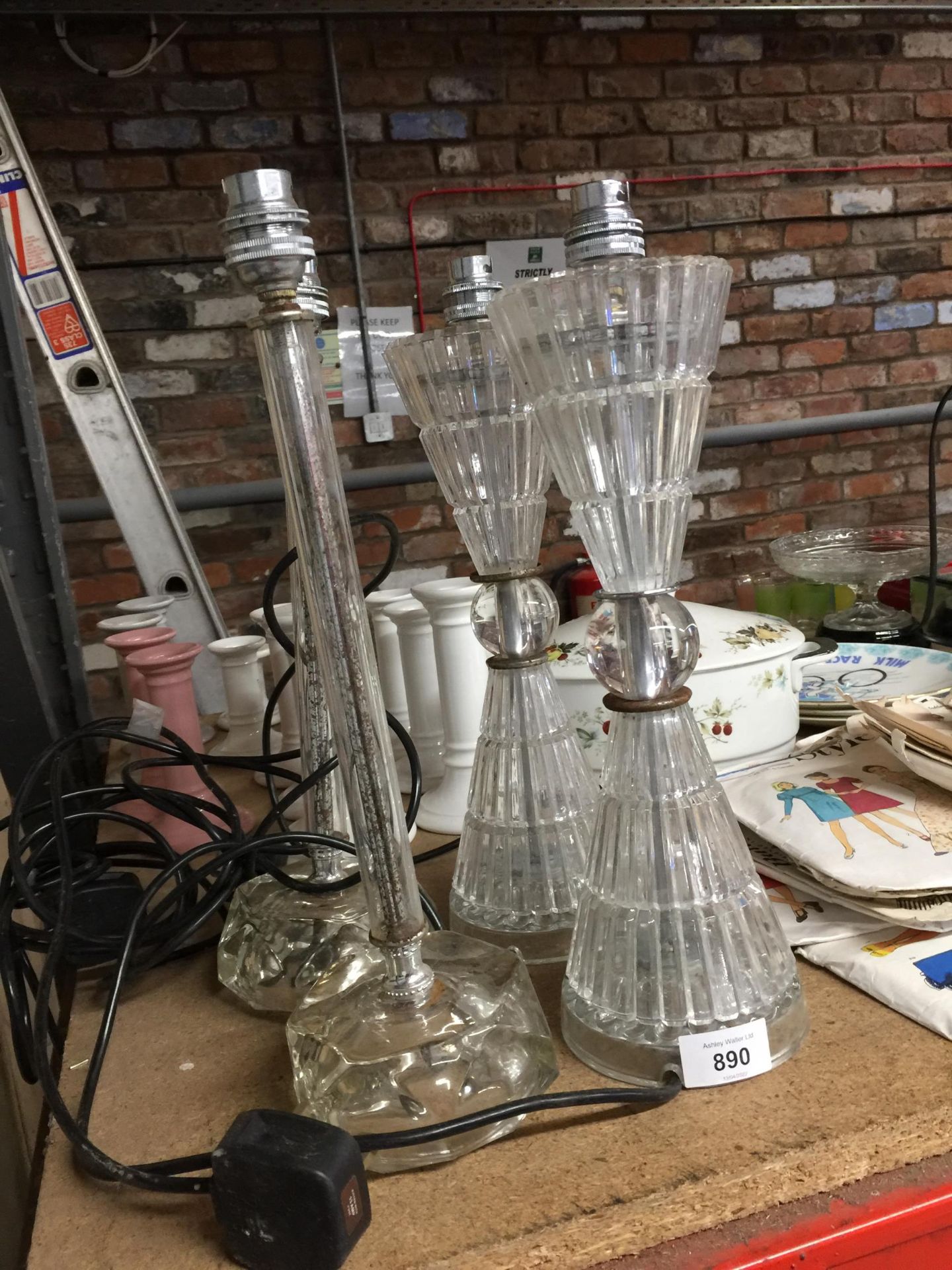 TWO PAIRS OF GLASS TABLE LAMPS HEIGHT 33CM - Image 3 of 3