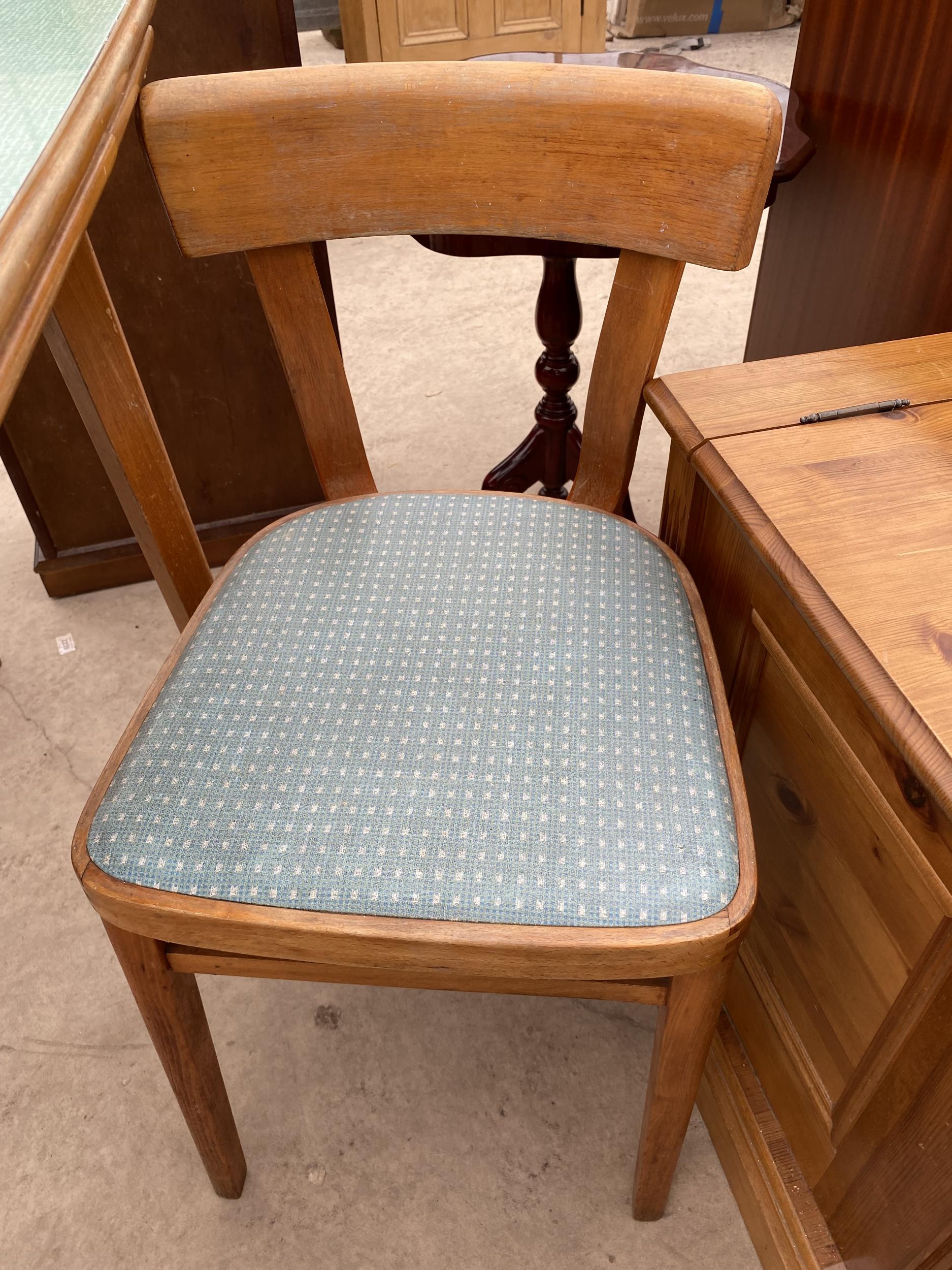 A 1950'S FORMICA TOP DRAW-LEAF KITCHEN TABLE AND FOUR CHAIRS - Image 6 of 8