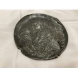 AN EMBOSSED ROUND PEWTER PLATE, DIAMETER 13.5CM