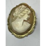 A YELLOW METAL CAMEO BROOCH IN A PRESENTATION BOX