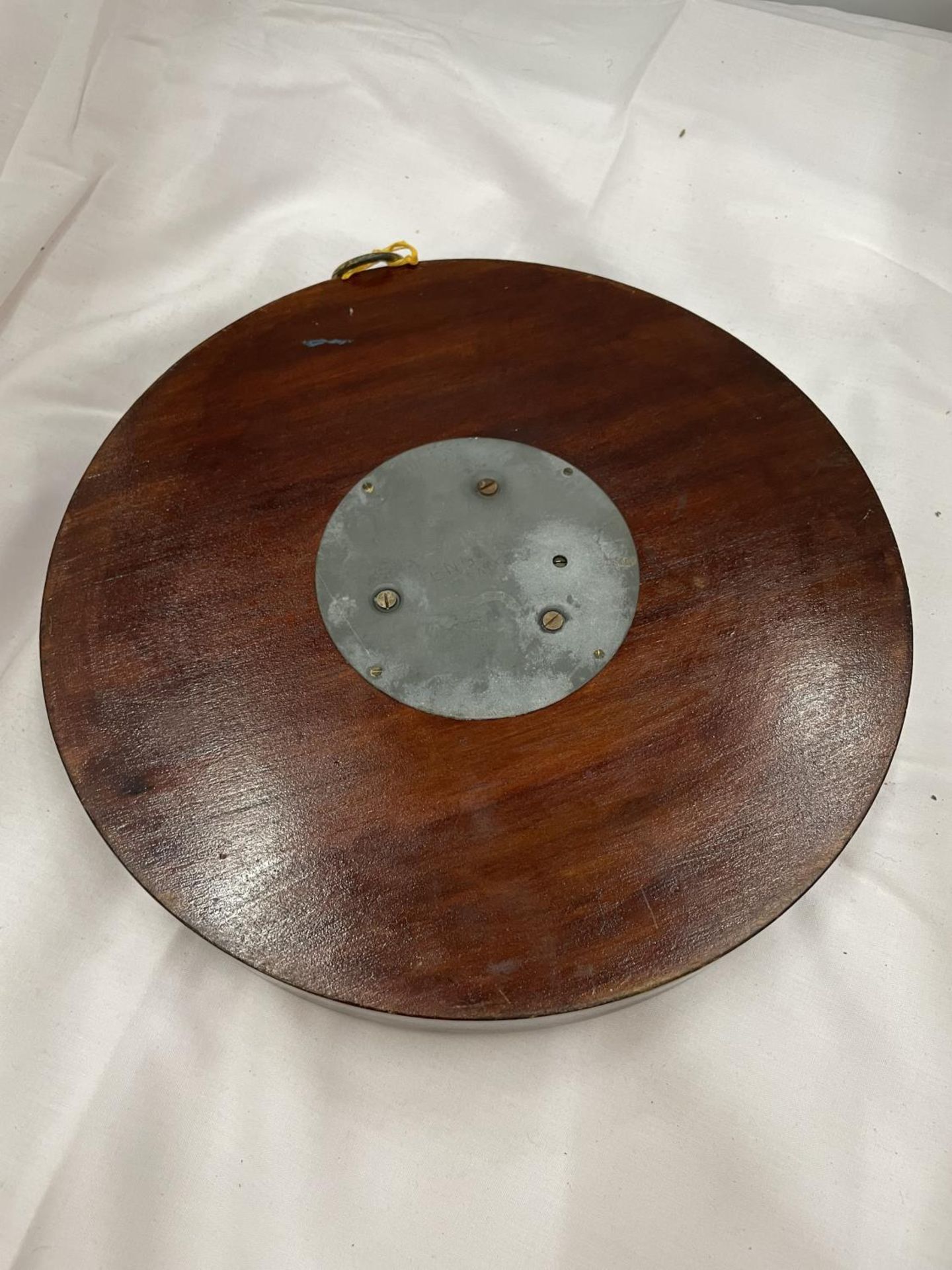 AN EDWARDIAN ROUND INLAID WALL BAROMETER - Image 4 of 4