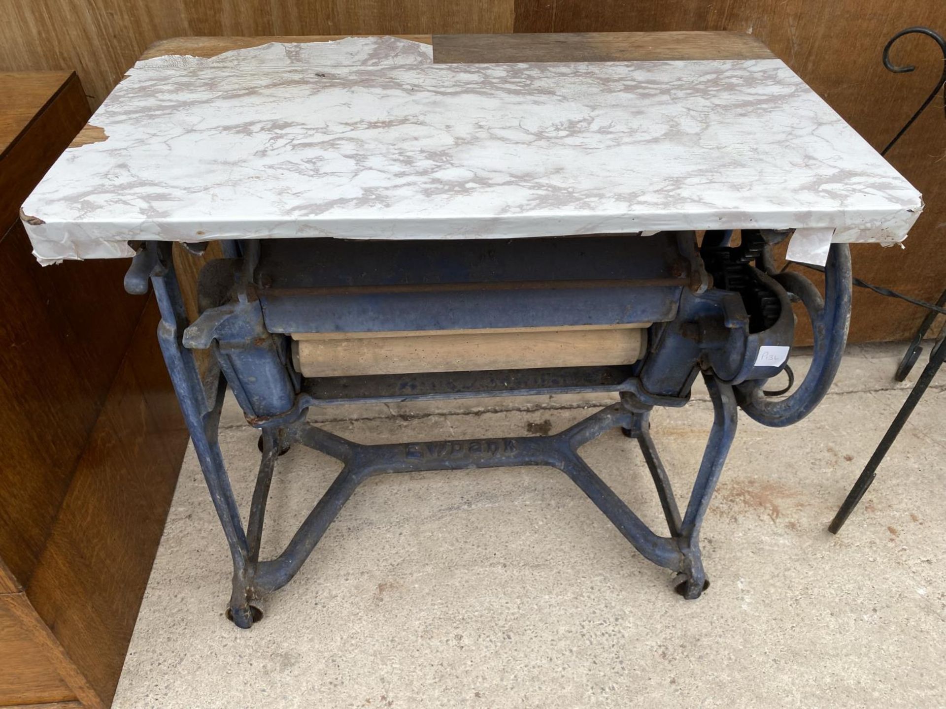 A VINTAGE CAST IRON EWBANK MANGLE IN WORKING CONDITION - Image 7 of 8