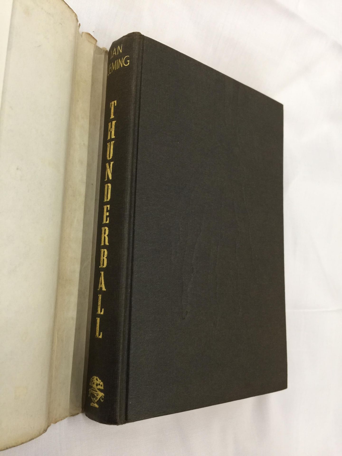 A FIRST EDITION JAMES BOND NOVEL - THUNDERBALL BY IAN FLEMING, HARDBACK WITH ORIGINAL DUST - Image 6 of 12
