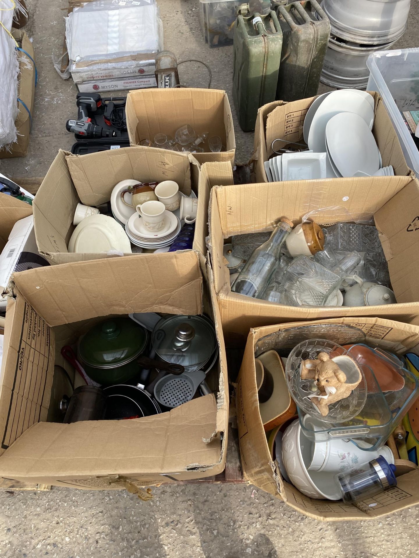 AN ASSORTMENT OF HOUSEHOLD CLEARANCE ITEMS TO INCLUDE CERAMICS AND GLASS WARE ETC