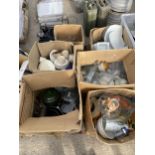 AN ASSORTMENT OF HOUSEHOLD CLEARANCE ITEMS TO INCLUDE CERAMICS AND GLASS WARE ETC