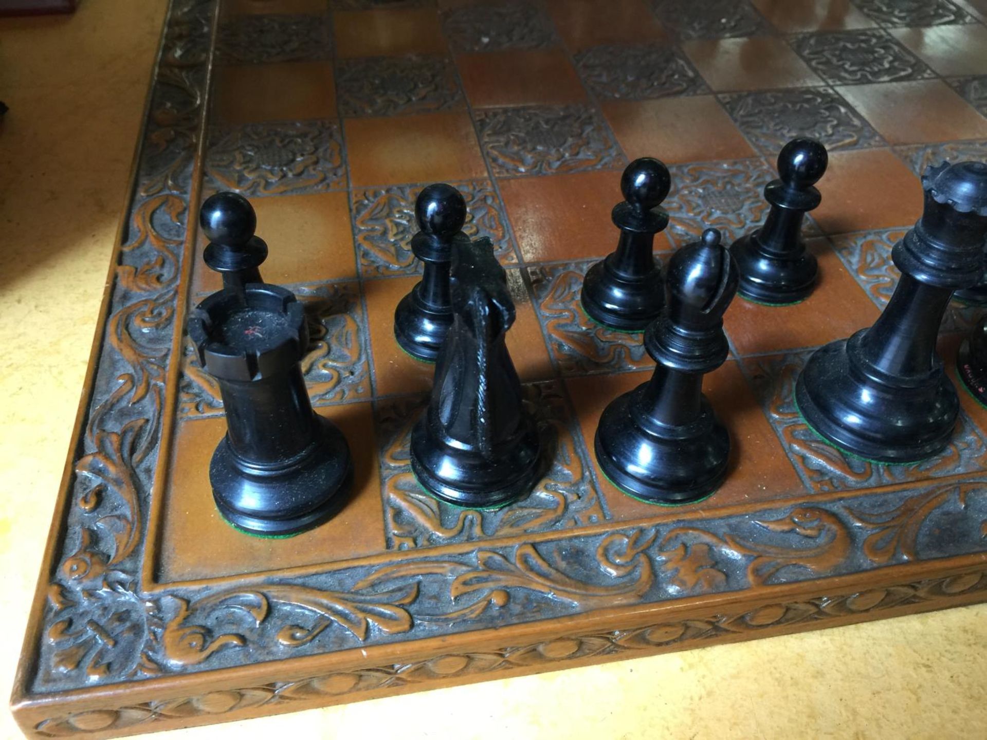 A WOODEN CARVED CHESSBOARD COMPLETE WITH THE PIECES PLUS DRAUGHTS AND A VINTAGE JIGSAW - Image 2 of 4