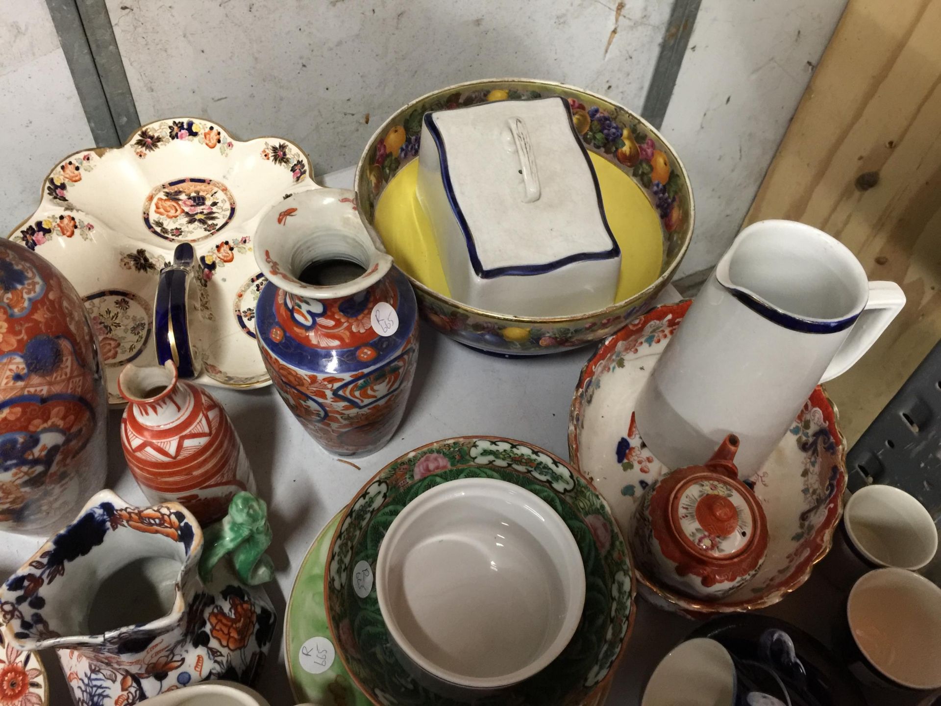 A COLLECTION OF CERAMICS TO INCLUDE AN IMARI PLATE- A/F, MASONS JUG- A/F, CROWN DUCAL BOWL, VASES, - Image 4 of 5