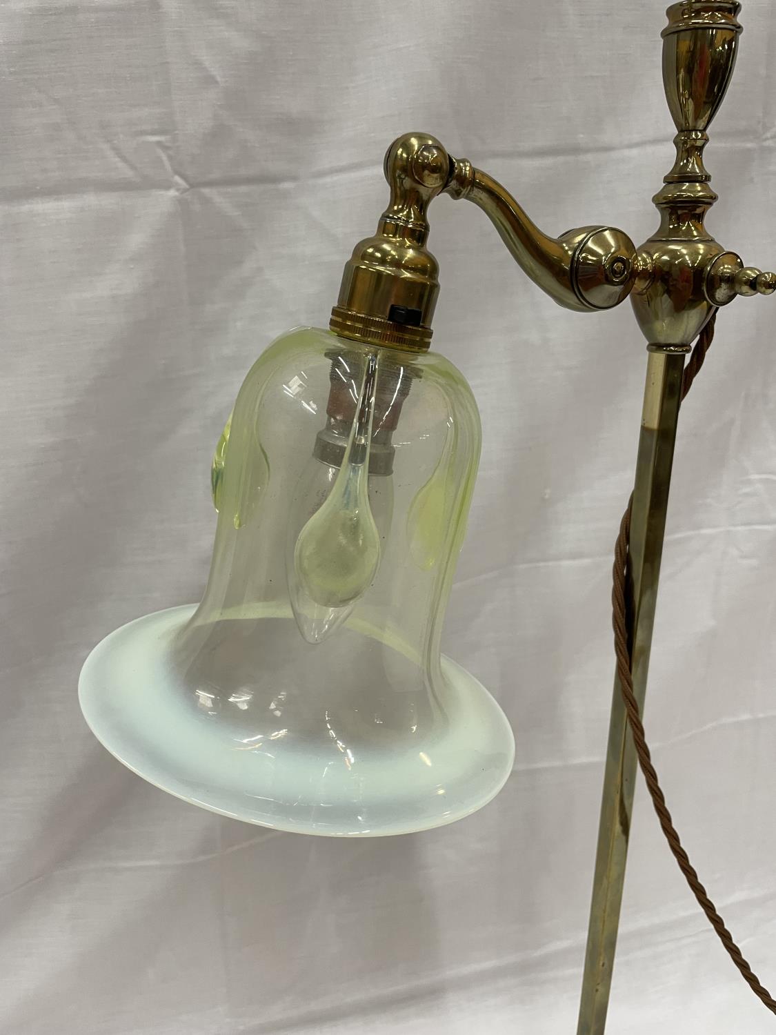 A HEAVY ANTIQUE ADJUSTABLE BRASS DESK LAMP WITH AN UNUSUAL GLASS SHADE - Image 3 of 6