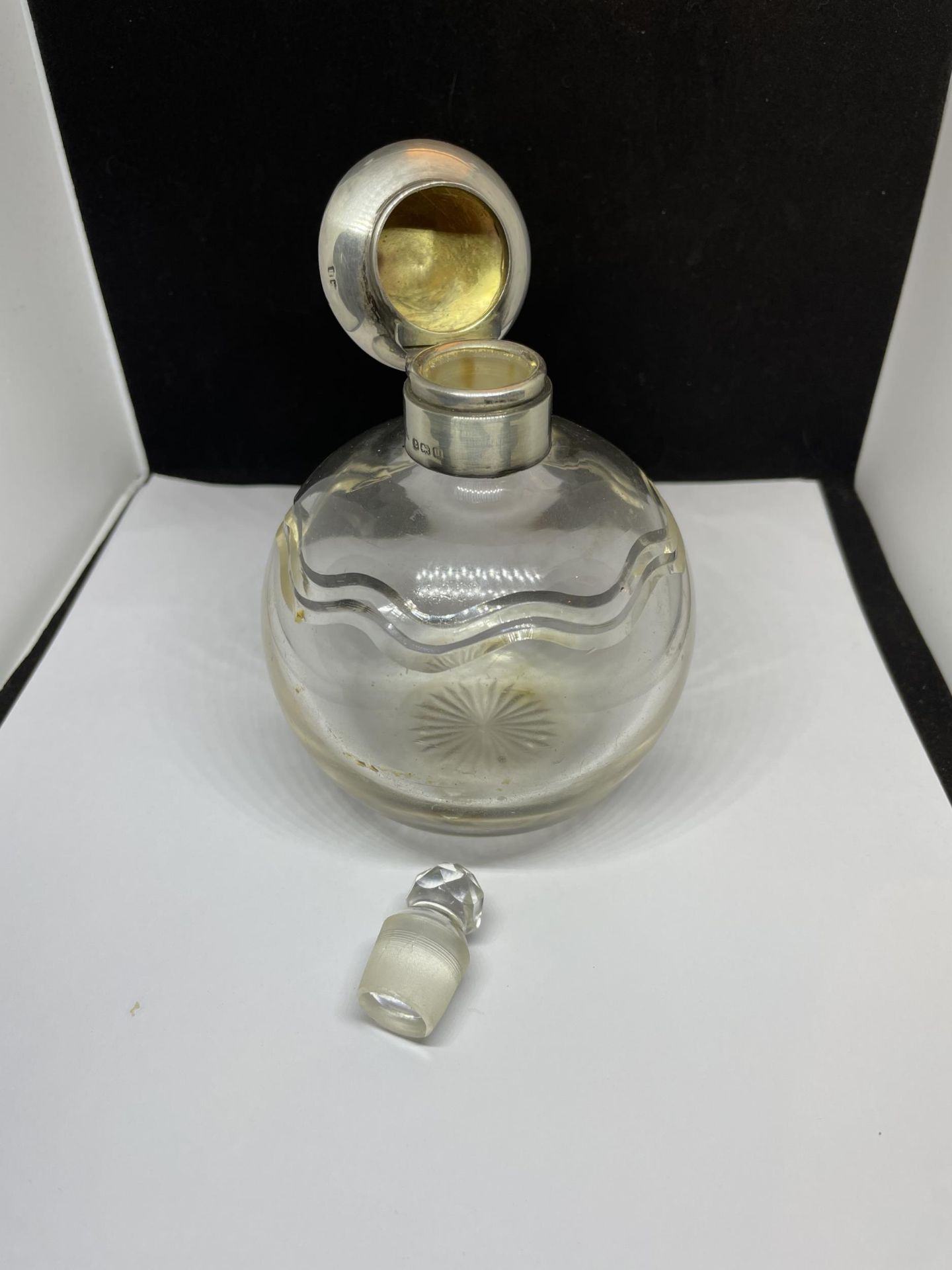 A LARGE GLASS PERFUME BOTTLE WITH HALLMARKED BIRMINGHAM SILVER TOP AND A STOPPER - Image 7 of 10