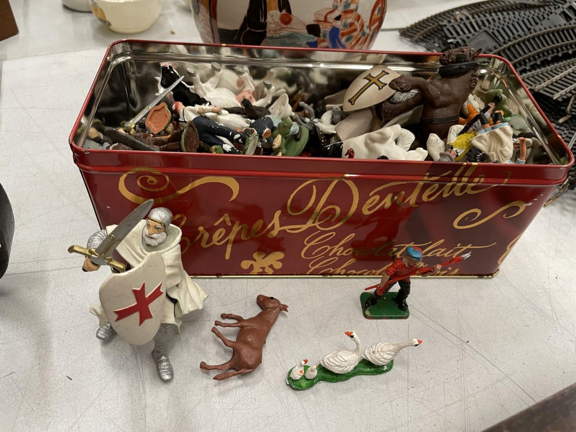 A TIN CONTAINING TOY ANIMALS AND SOLDIERS - Image 2 of 3