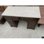 AN EARLY 20TH CENTURY OAK KNEEHOLE DESK WITH FORMICA TOP, 43 X 19"