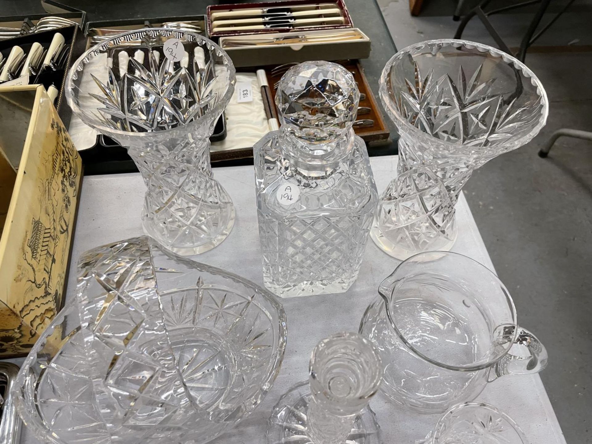 A QUANTITY OF GLASSWARE TO INCLUDE VASES, DECANTER, DISHES, JUGS, ETC - Image 4 of 4