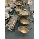 A QUANTITY OF SILVER PLATE TO INCLUDE A COFFEE/TEAPOT, SUGAR BOWL, CREAM JUG, ETC