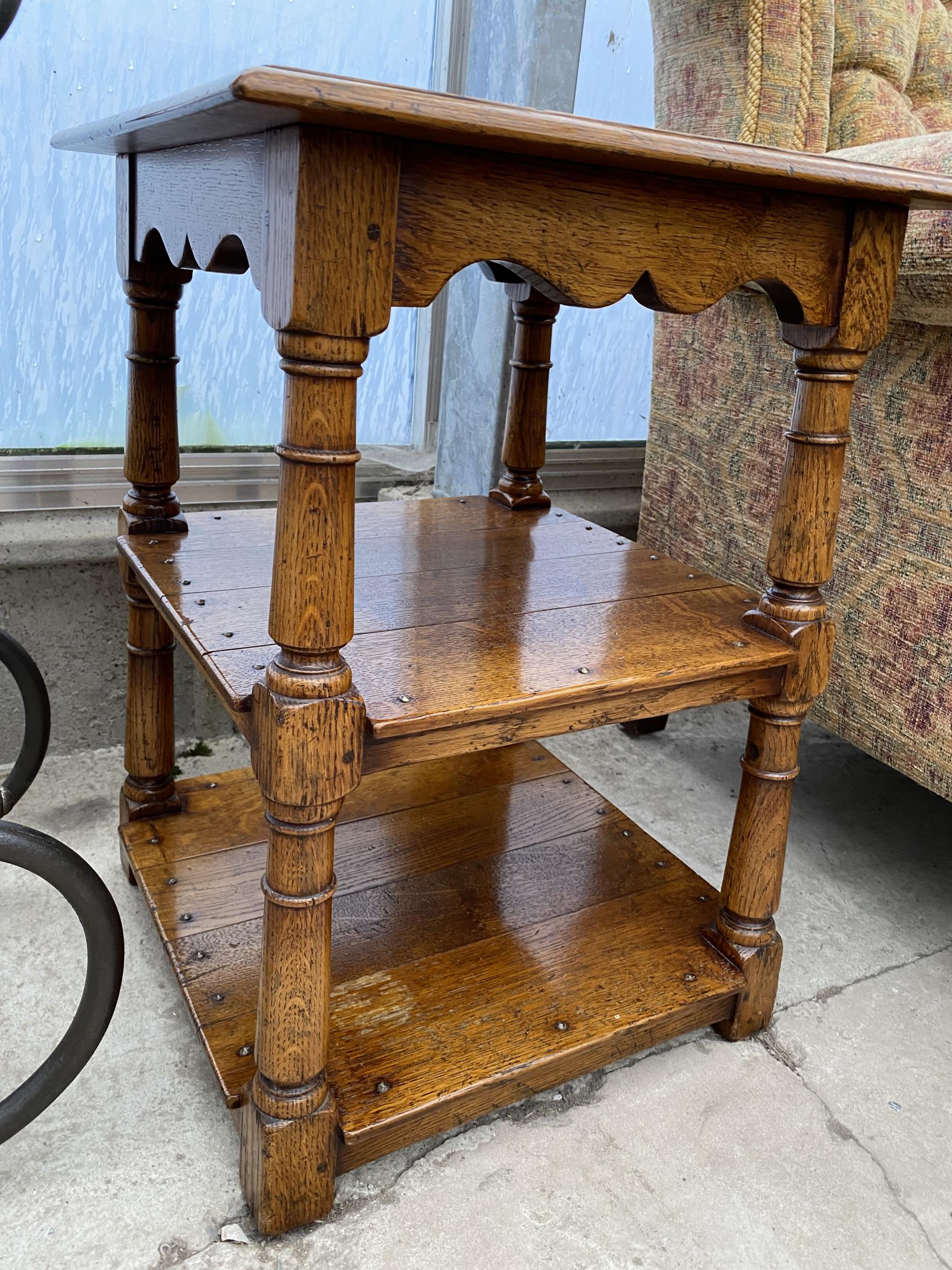 A GEORGE III STYLE LIGHT OAK TAPERED THREE TIER TABLE ON TURNED LEGS, 17" SQUARE - Image 2 of 4