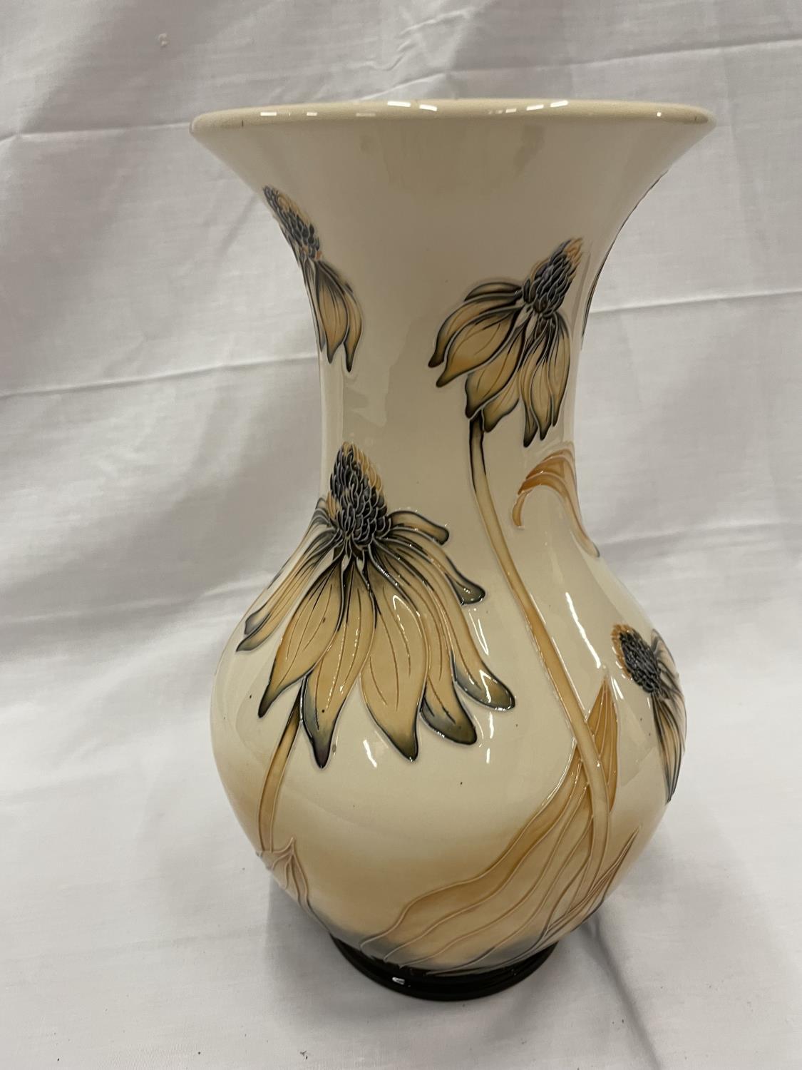 A LARGE MOORCROFT CORNFLOWER TRIAL VASE 23.10.02 HEIGHT 34CM - Image 3 of 5