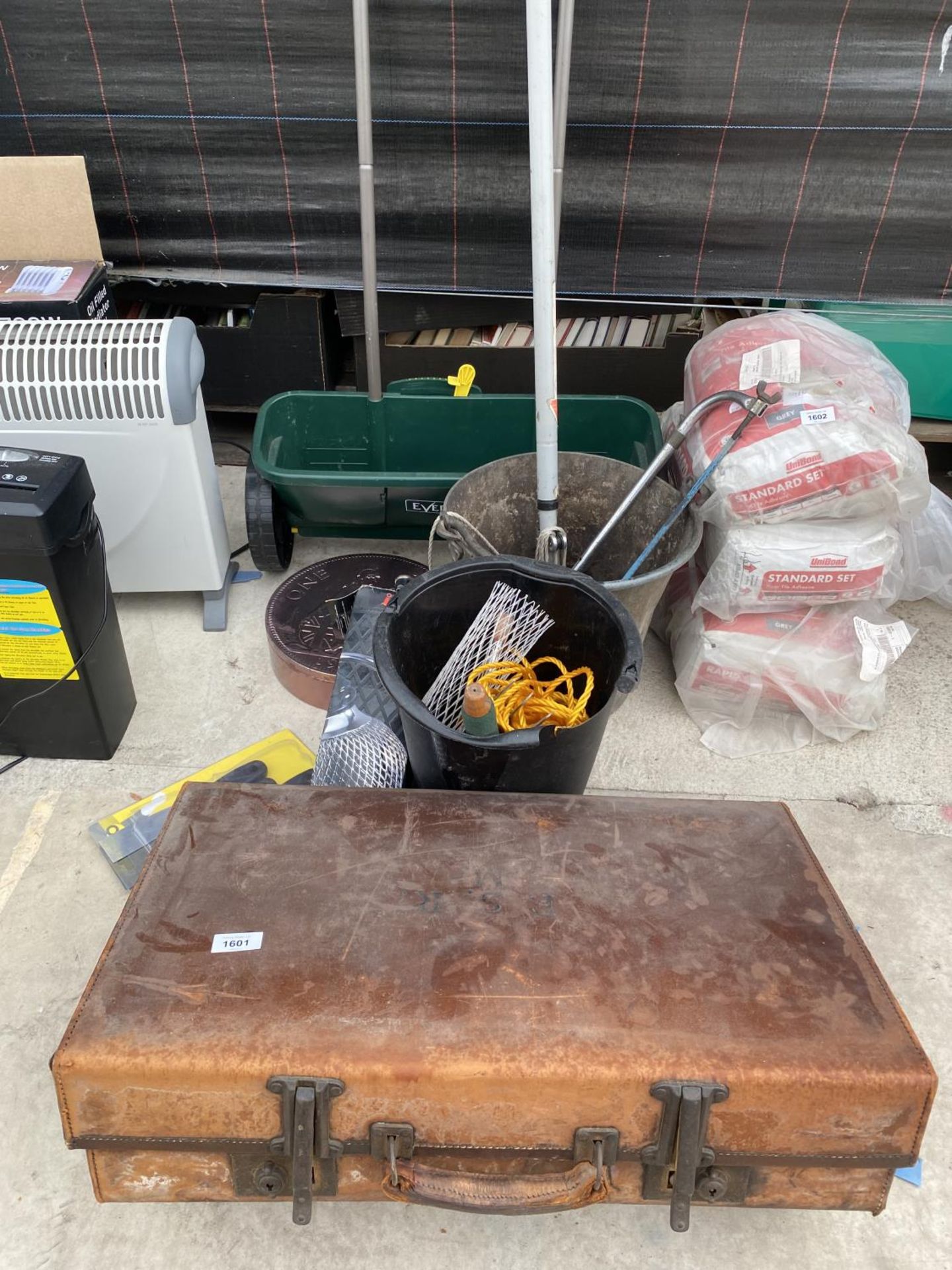 AN ASSORTMENT OF ITEMS TO INCLUDE A TRAVEL CASE, A GARDEN SEEDER AND A GALVANISED BUCKET ETC
