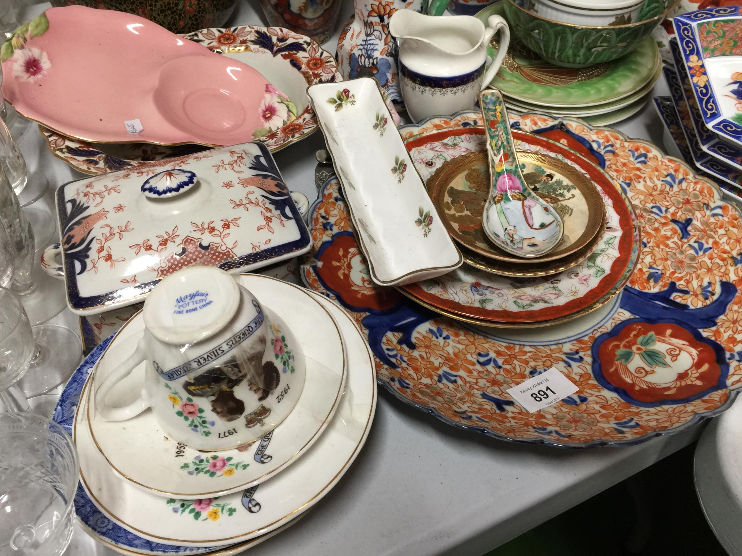 A COLLECTION OF CERAMICS TO INCLUDE AN IMARI PLATE- A/F, MASONS JUG- A/F, CROWN DUCAL BOWL, VASES, - Image 2 of 5