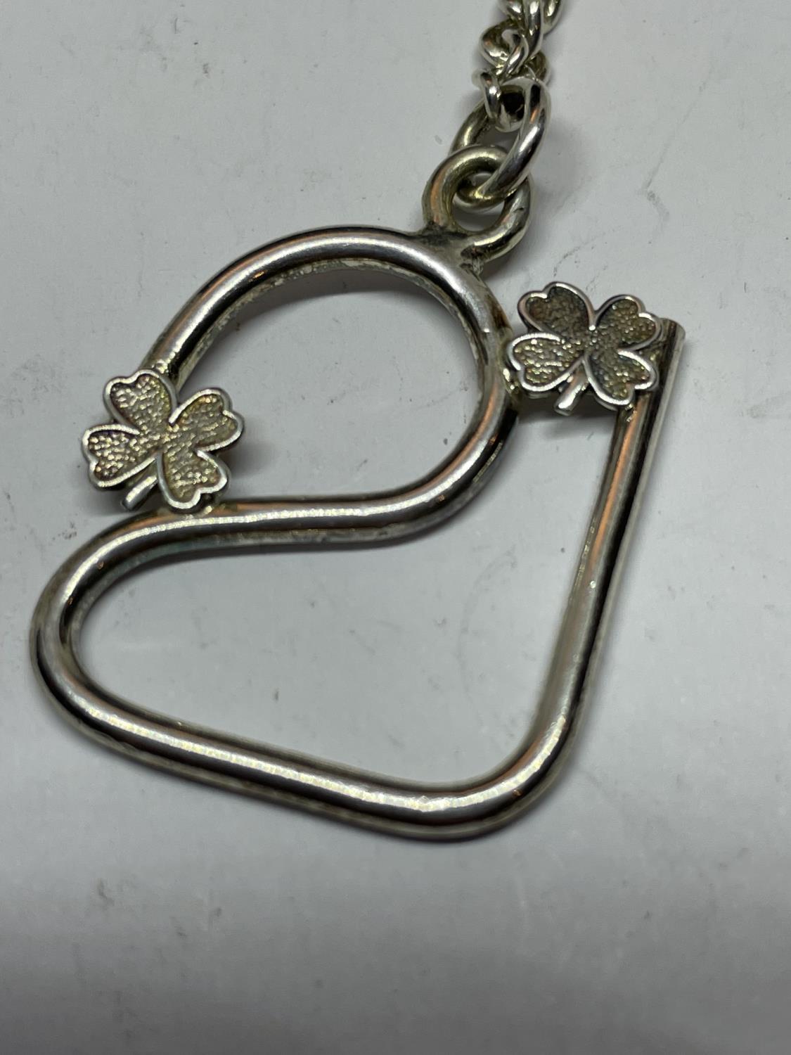 A HALLMARKED BIRMINGHAM SILVER 21 KEY RING WITH FOUR LEAF CLOVER DECORATION - Bild 3 aus 4