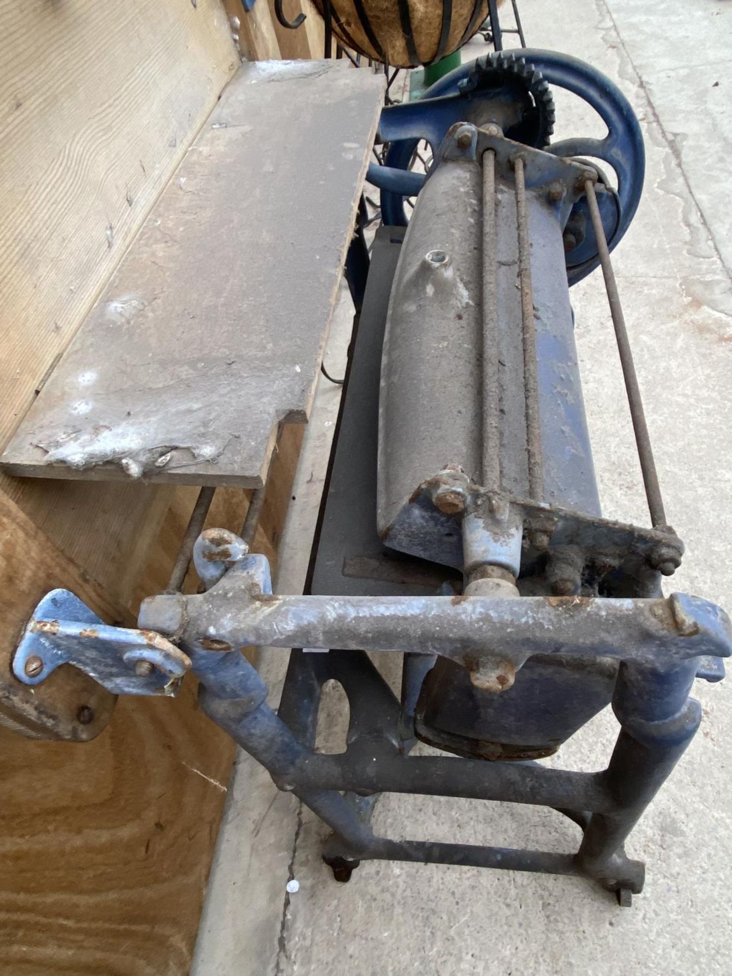 A VINTAGE CAST IRON EWBANK MANGLE IN WORKING CONDITION - Image 6 of 8