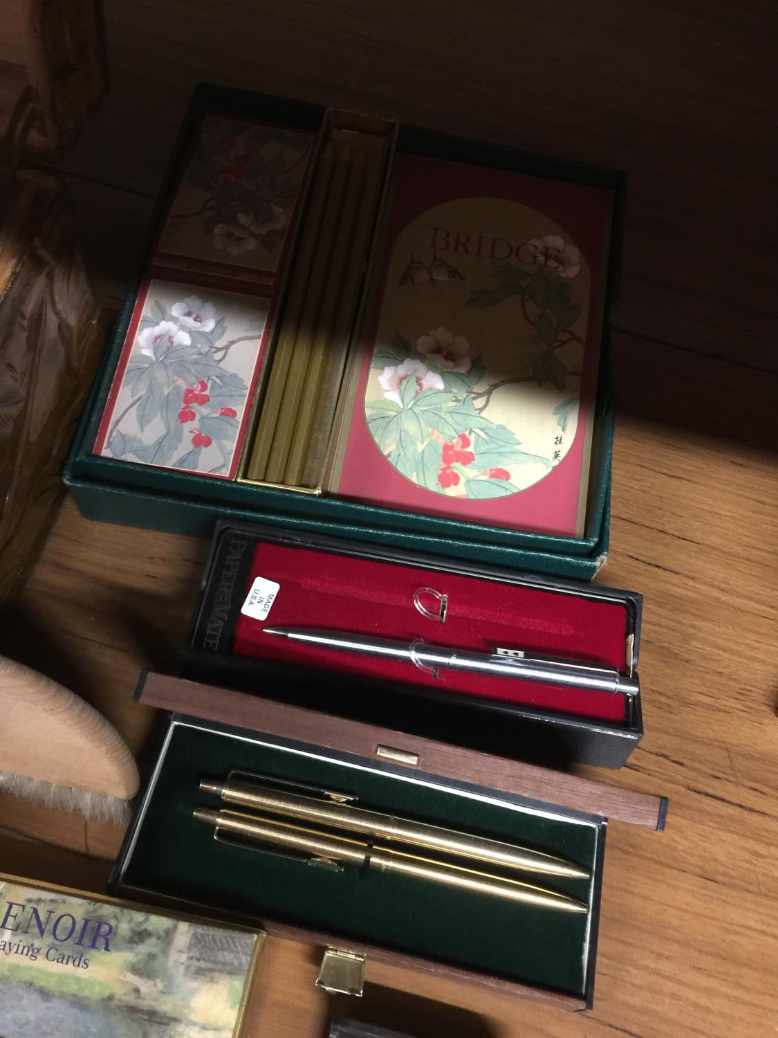 A CARVED WOODEN BOX CONTAINING A QUANTITY OF PLAYING CARDS INCLUDING BAROQUE, PLUS PENS, A LIGHTER - Bild 4 aus 5