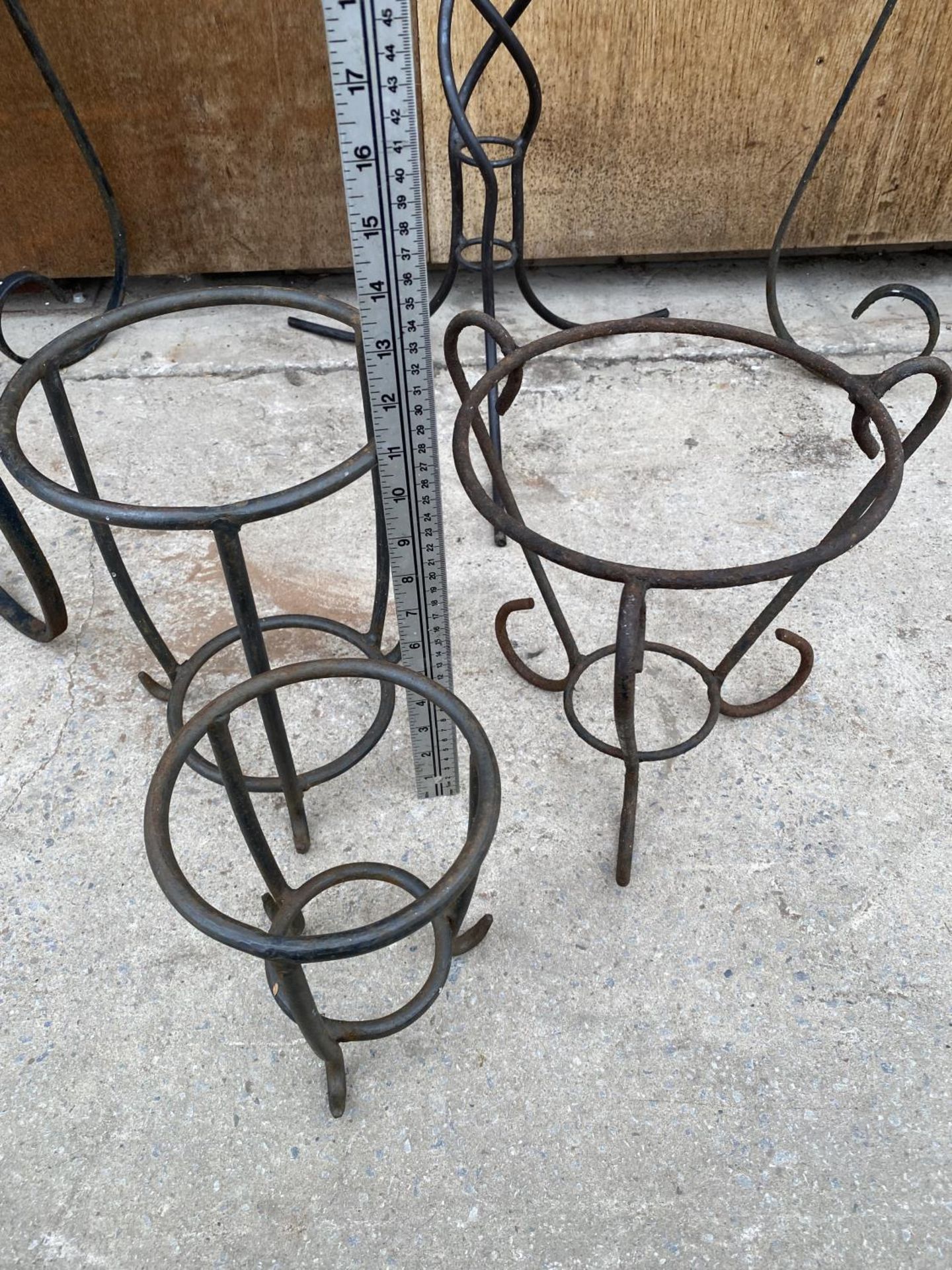AN ASSORTMENT OF WROUGHT IRON GARDEN ITEMS TO IJNCLUDE PLANT STANDS AND A PAIR OF BASKET PLANTERS - Image 5 of 6