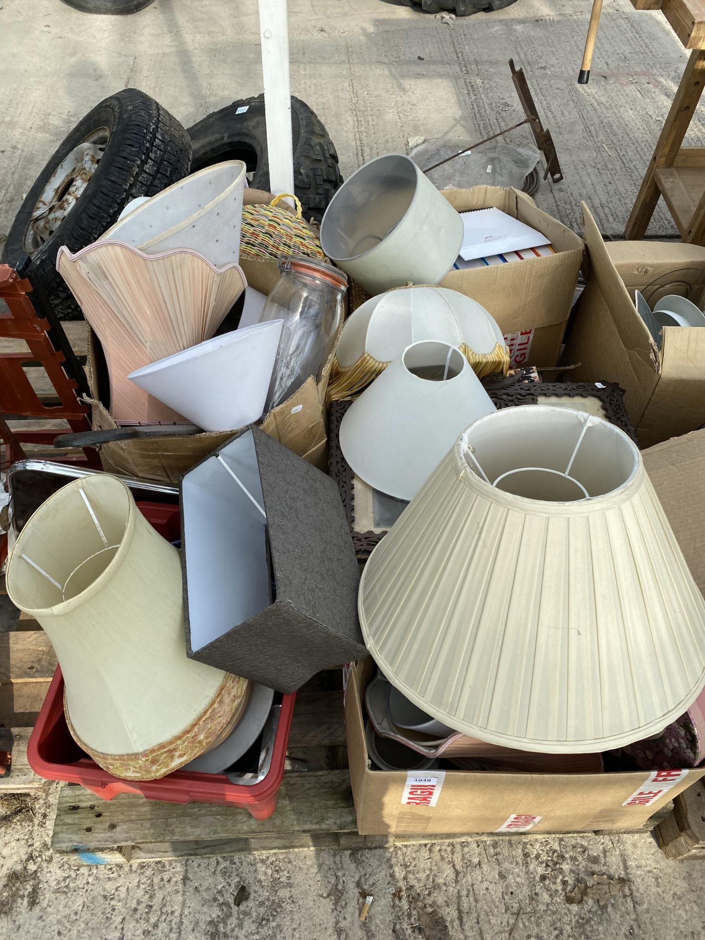 AN ASSORTMENT OF HOUSEHOLD CLEARANCE ITEMS TO INCLUDE LAMP SHADES AND BOOKS ETC