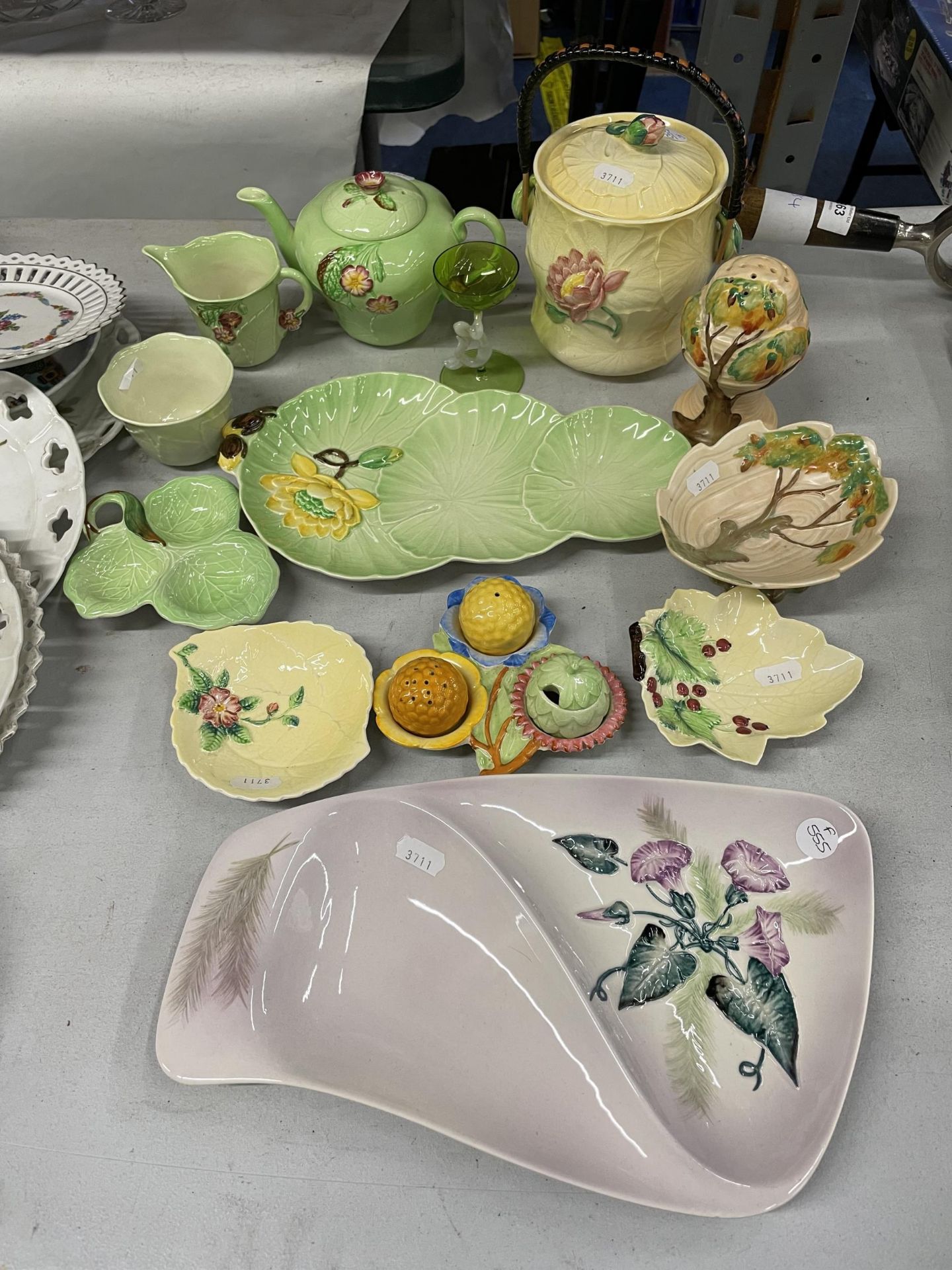 A COLLECTION OF CARLTONWARE TO INCLUDE LEAF SHAPED PLATES, BISCUIT BARREL, CRUET SET, BOWLS ETC