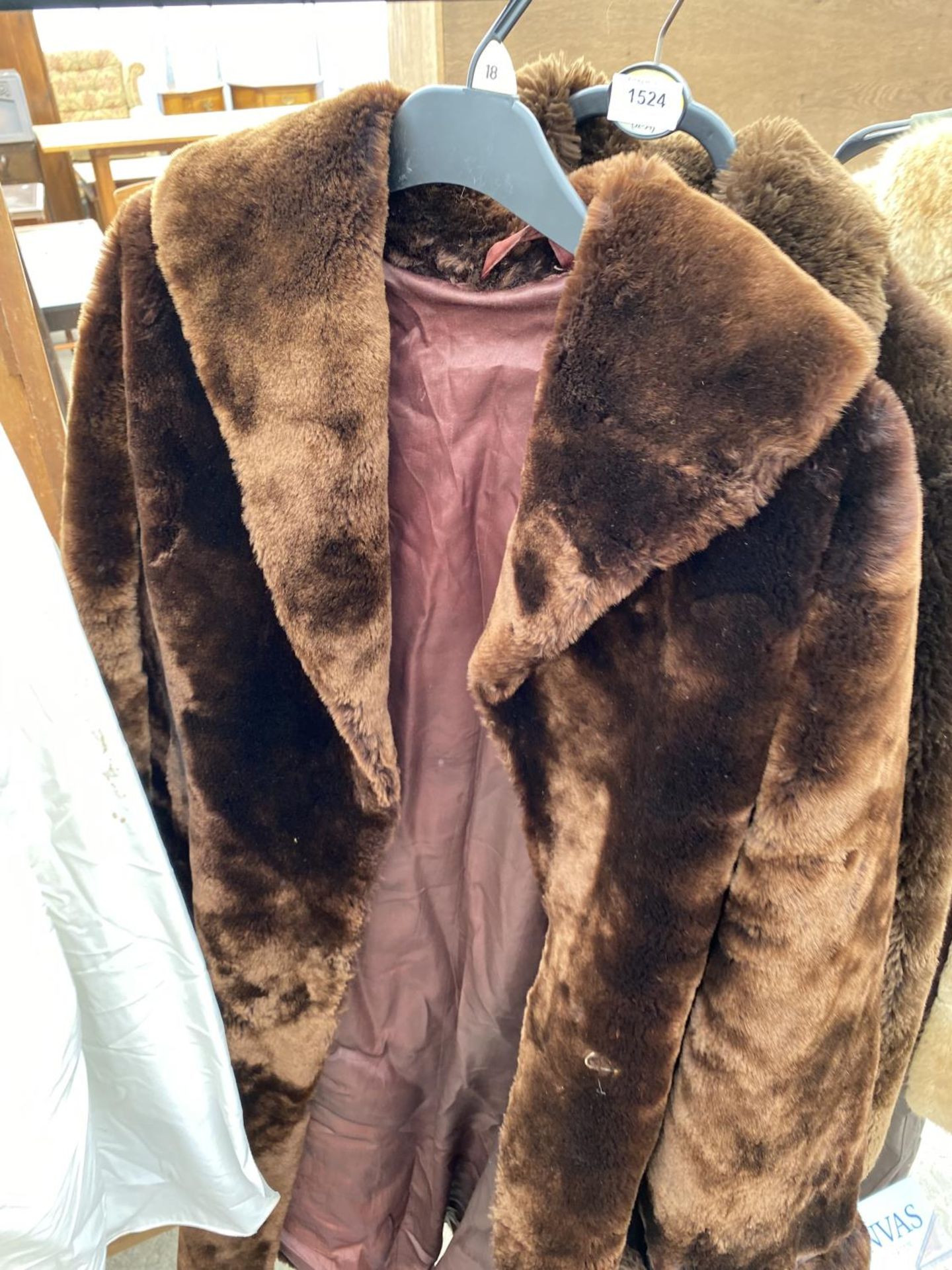 AN ASSORTMENT OF LADIES FUR COATS AND STOLES - Image 3 of 6