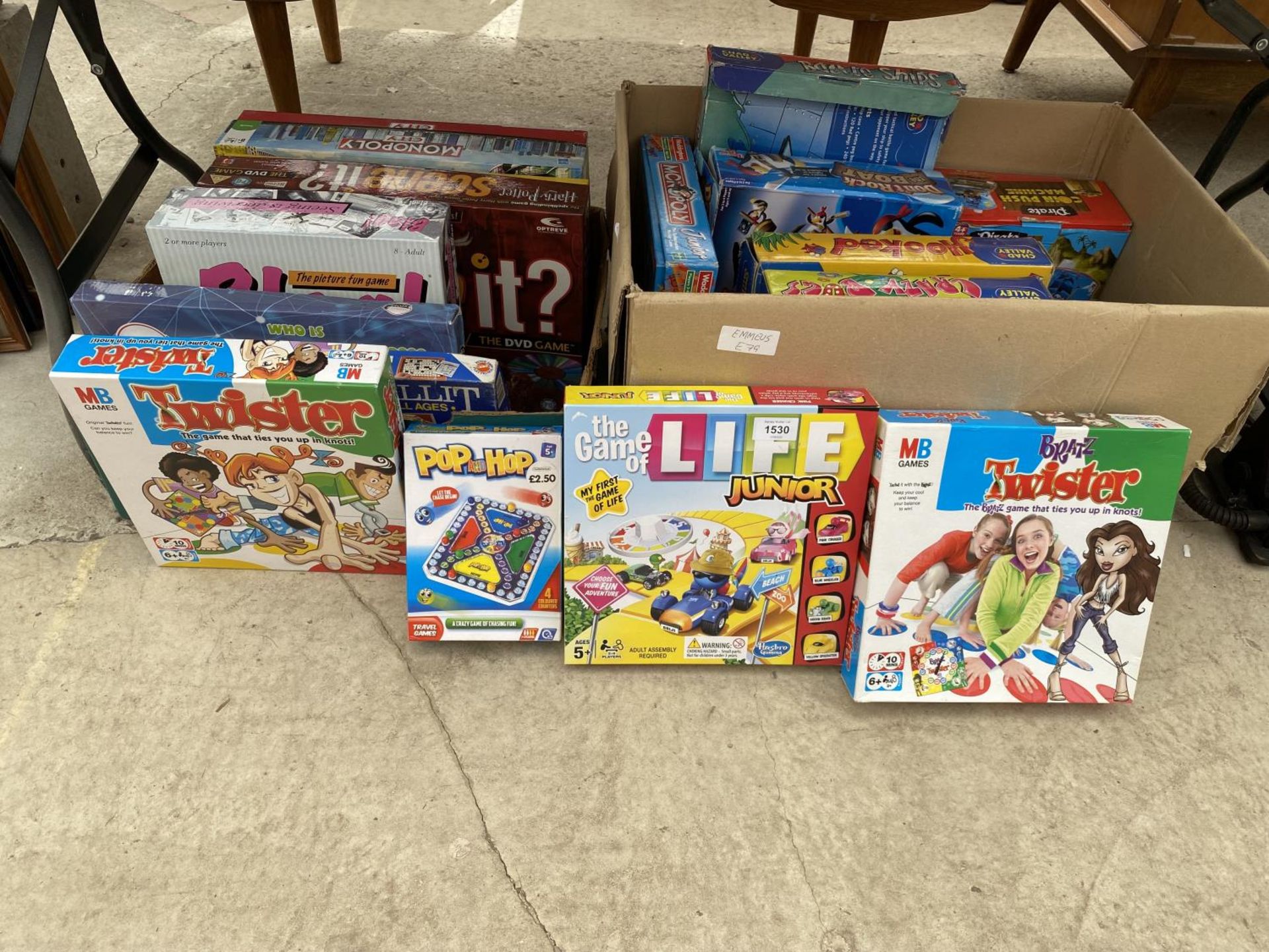 AN ASSORTMENT OF CHILDRENS BOARD GAMES