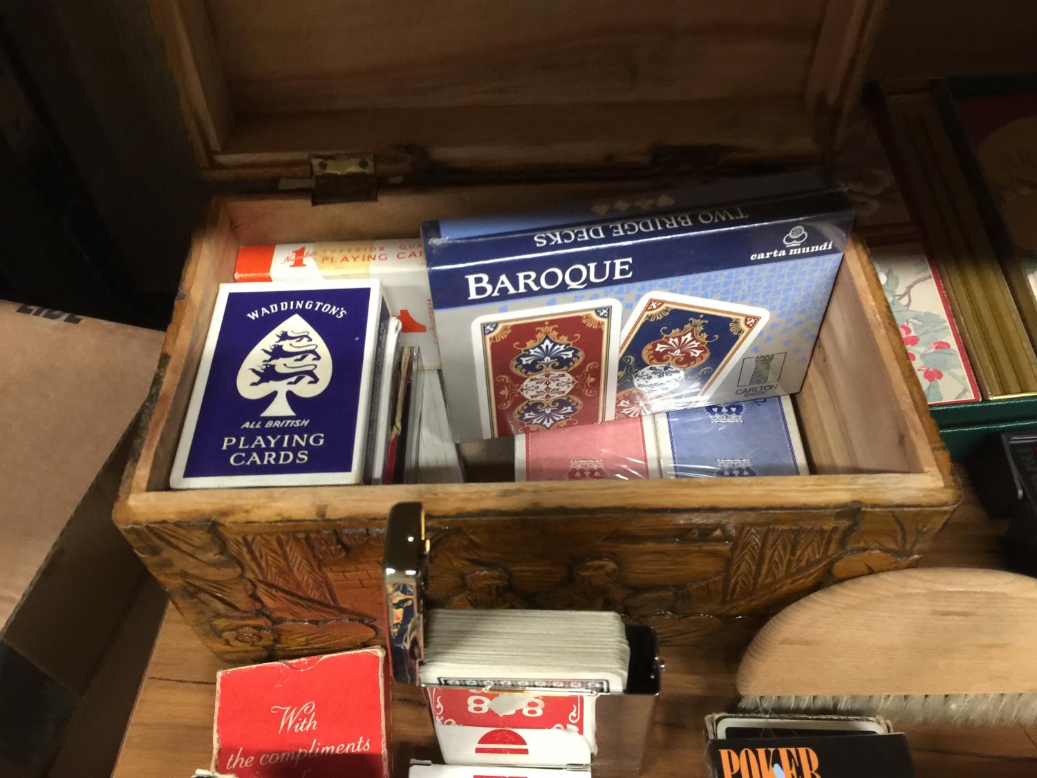 A CARVED WOODEN BOX CONTAINING A QUANTITY OF PLAYING CARDS INCLUDING BAROQUE, PLUS PENS, A LIGHTER - Bild 2 aus 5