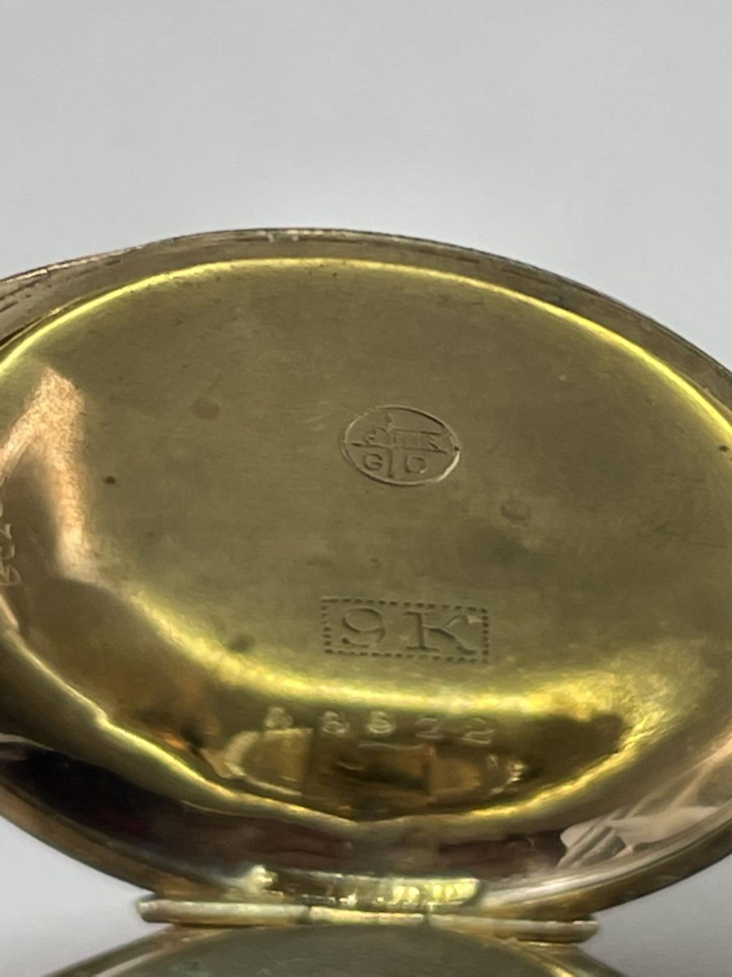 A 9 CARAT GOLD MARKED 9K LADIES POCKET WATCH SEEN WORKING BUT NO WARRANTY IN A PRESENTATION BOX - Image 4 of 6