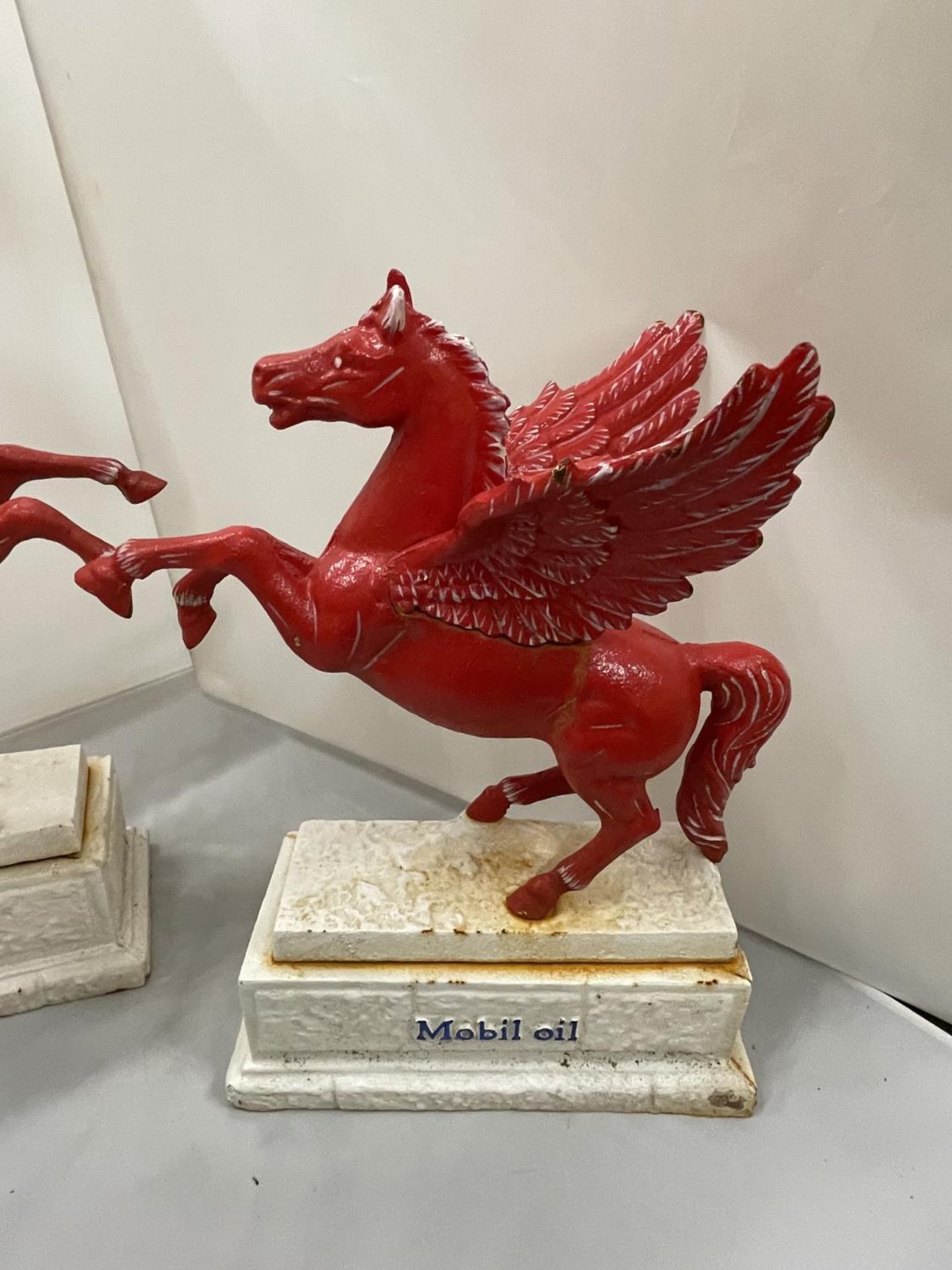 A PAIR OF HEAVY CAST MOBIL OIL PEGASUS STATUES HEIGHT 34CM LENGTH LENGTH 29CM - Image 3 of 4